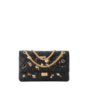 CHANEL - Sac à bandoulière 2.55 Charms Paris Chanel en cuir froissé noir édition limitée