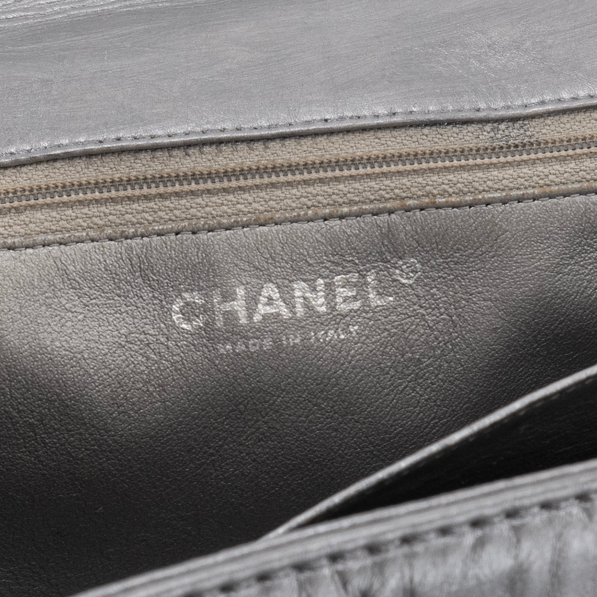 CHANEL - Sac à bandoulière 2.55 Jumbo Chanel en cuir argenté
