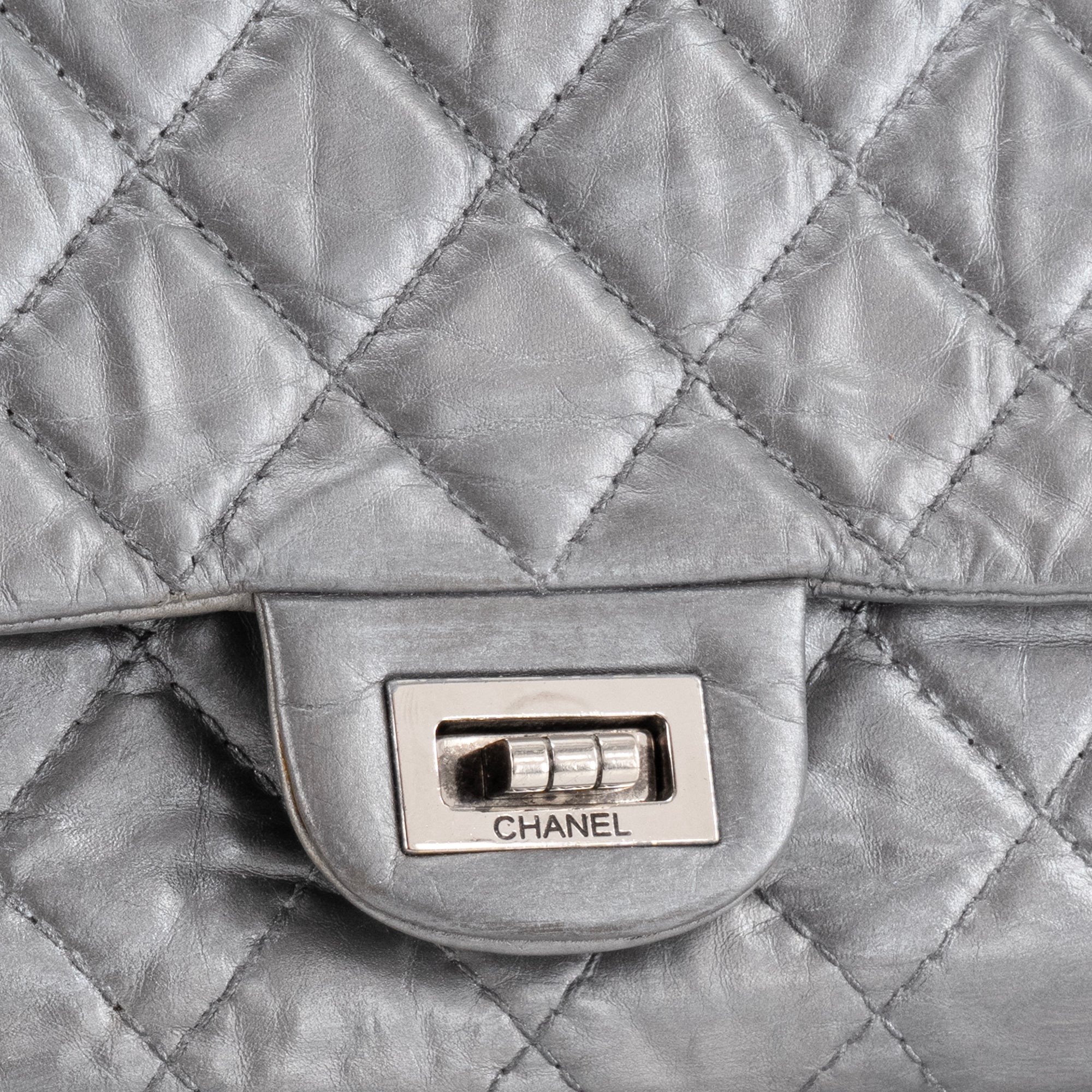 CHANEL - Sac à bandoulière 2.55 Jumbo Chanel en cuir argenté