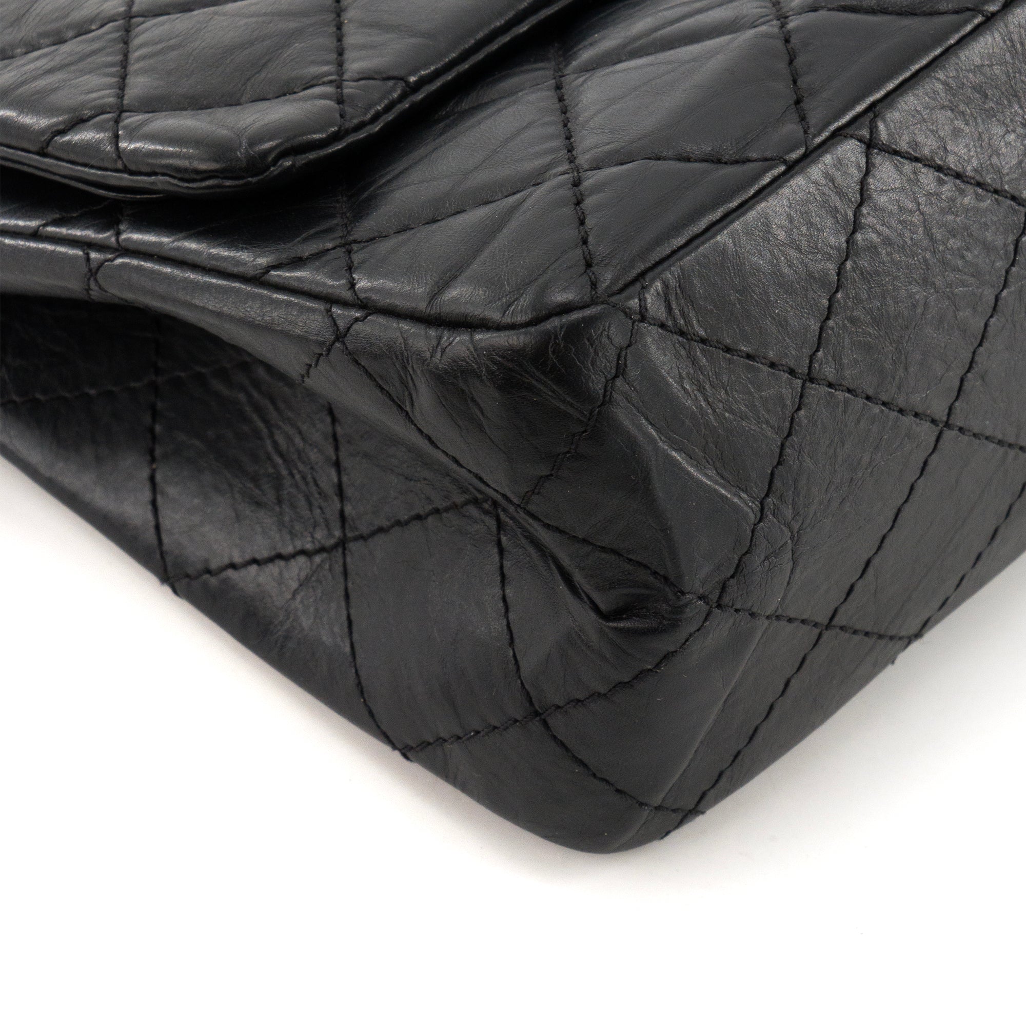 CHANEL - Sac à bandoulière 2.55 Jumbo Chanel en cuir froissé noir