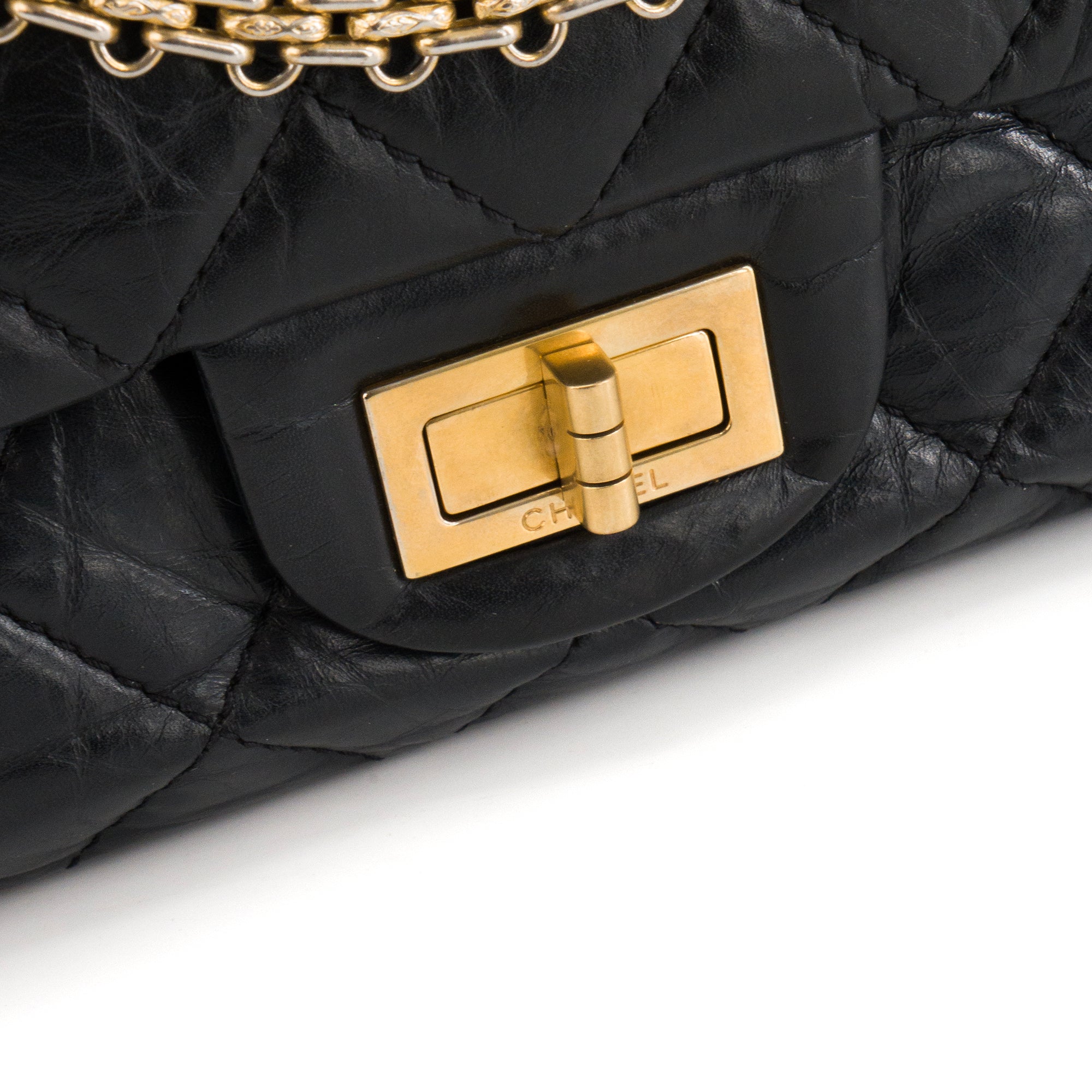CHANEL - Sac à bandoulière 2.55 Jumbo Chanel en cuir froissé noir