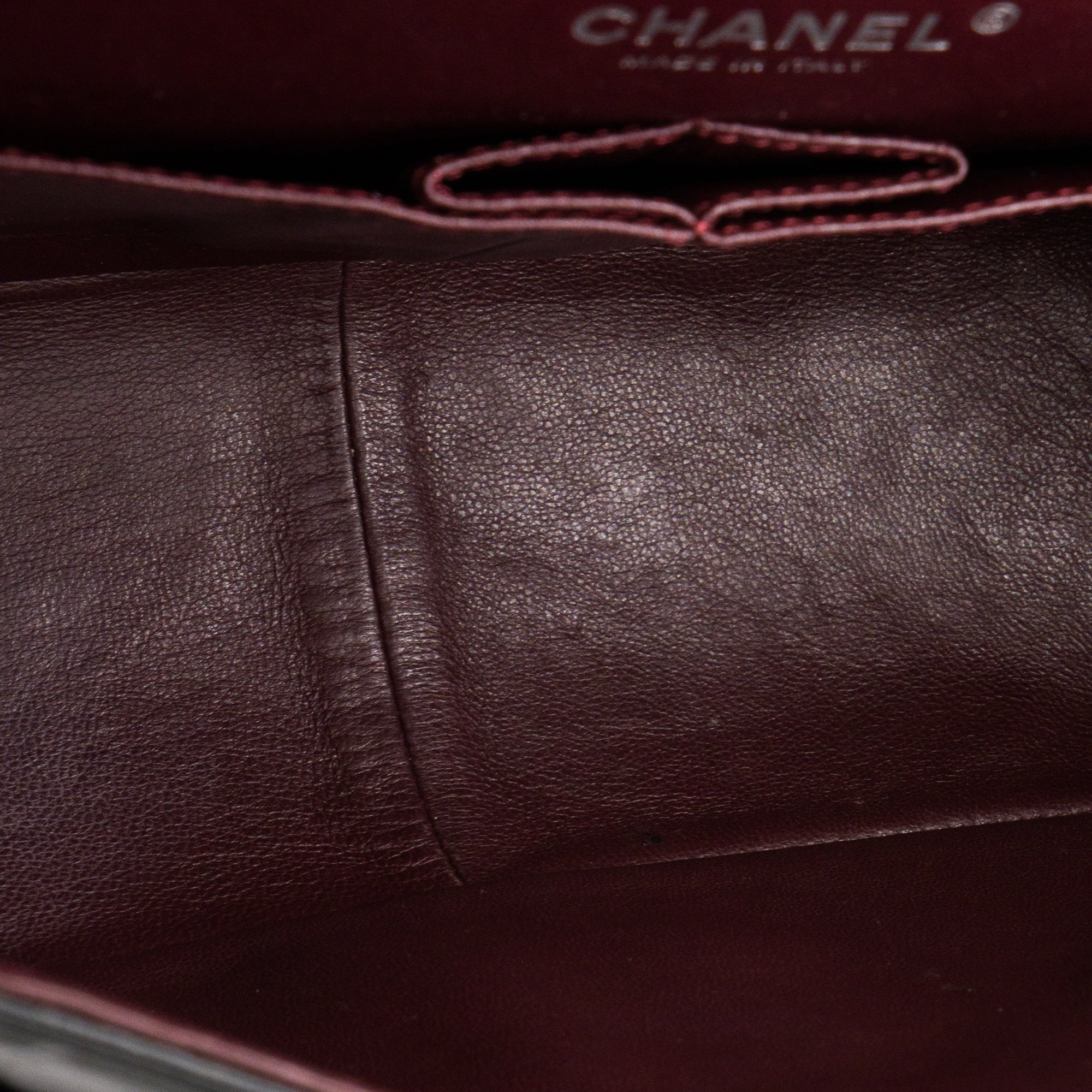 CHANEL - Sac à bandoulière 2.55 Jumbo Chanel en cuir froissé noir