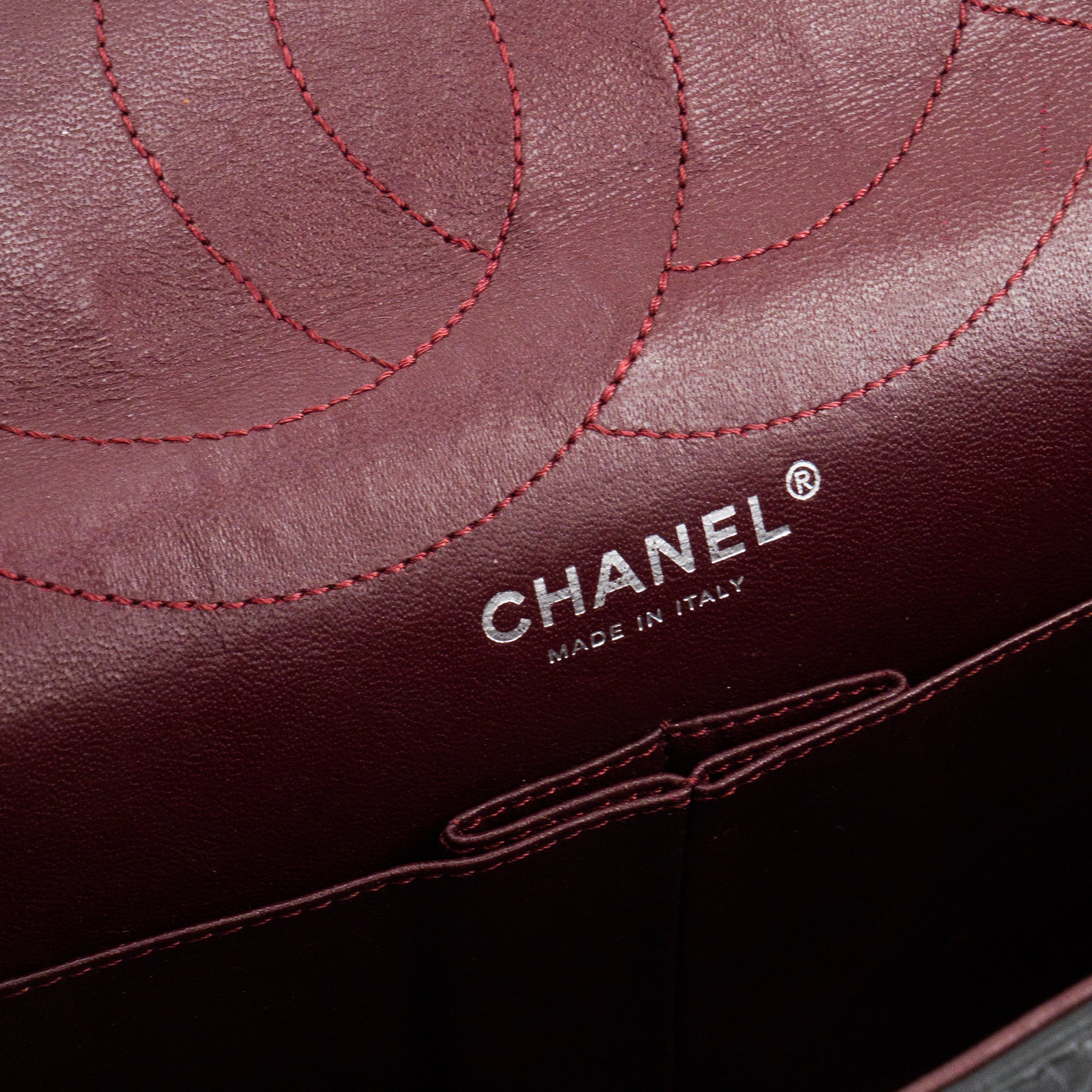 CHANEL - Sac à bandoulière 2.55 Jumbo Chanel en cuir froissé noir