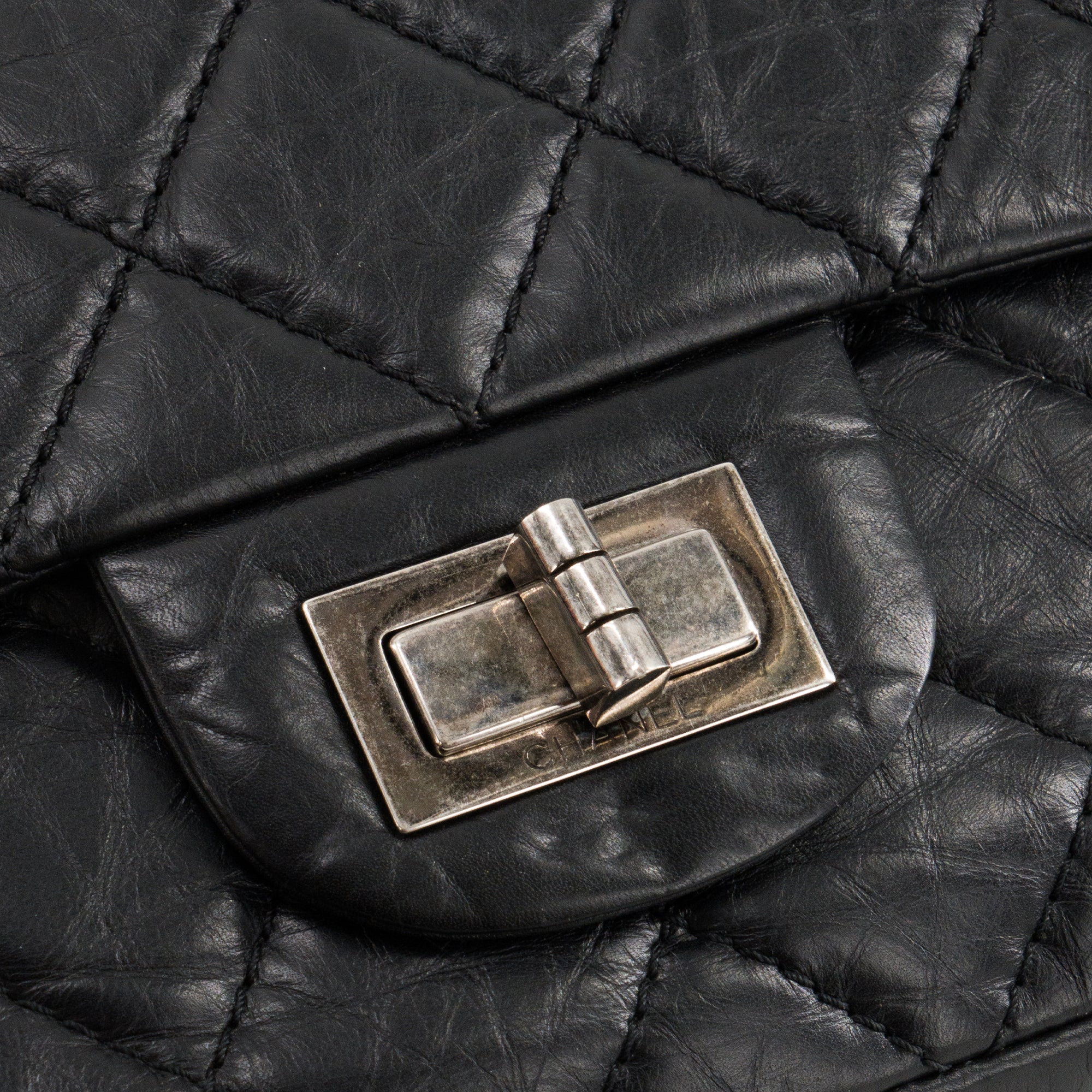 CHANEL - Sac à bandoulière 2.55 Jumbo Chanel en cuir froissé noir