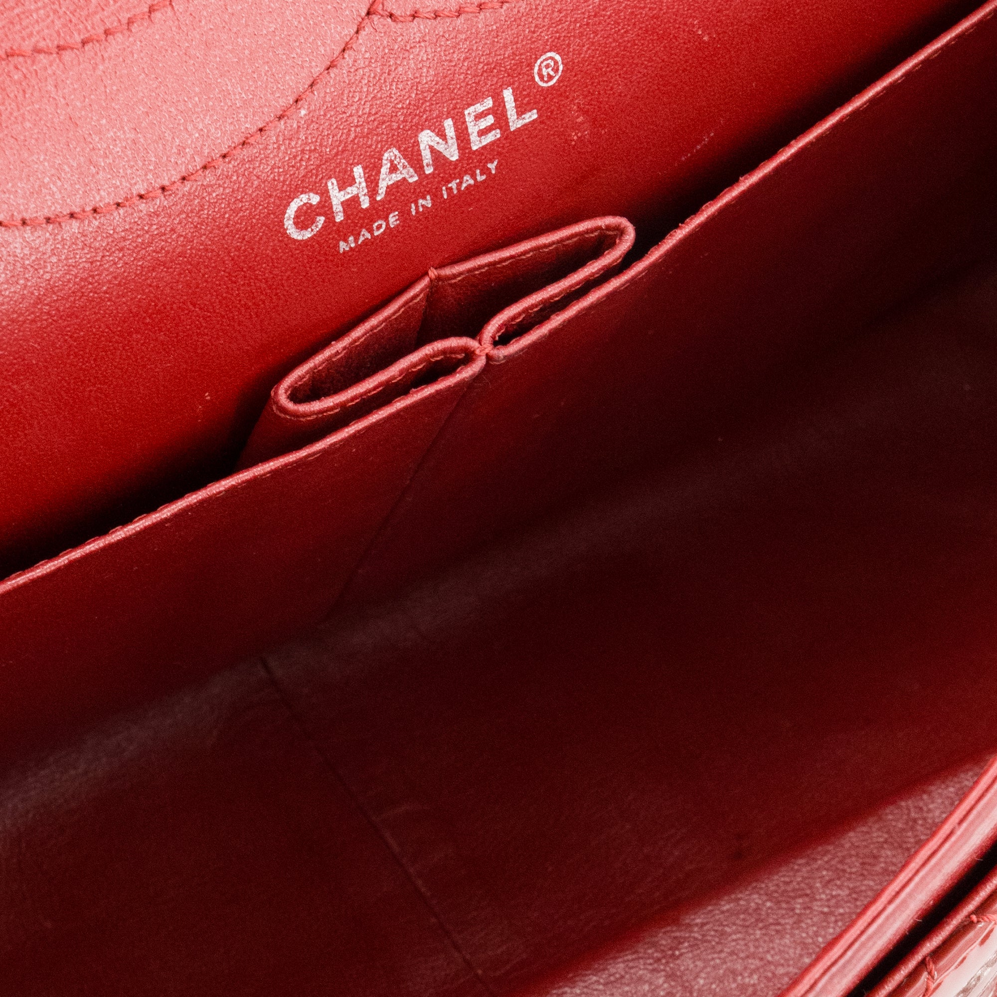 CHANEL - Sac à bandoulière 2.55 Jumbo Chanel en cuir verni bordeaux