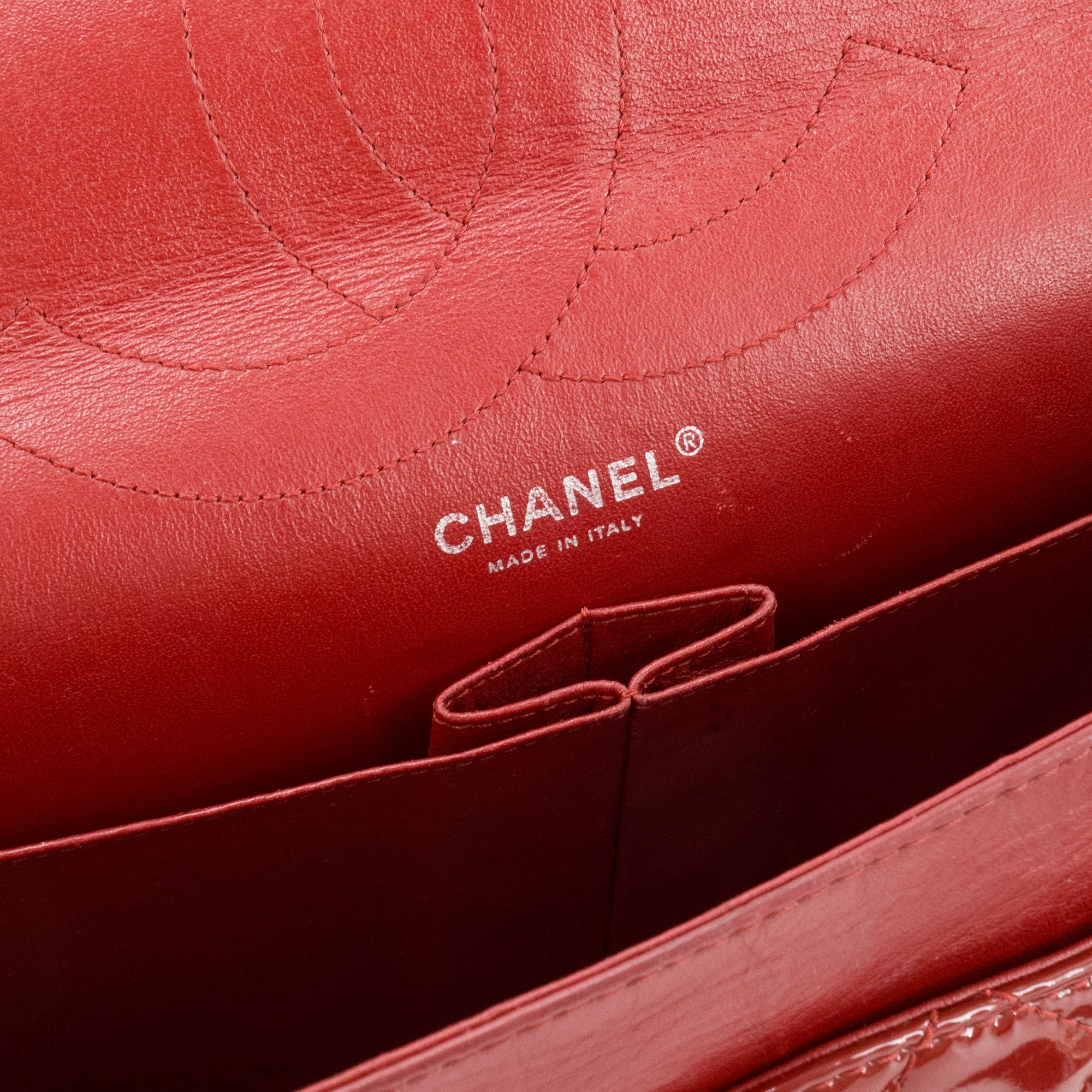 CHANEL - Sac à bandoulière 2.55 Jumbo Chanel en cuir verni bordeaux