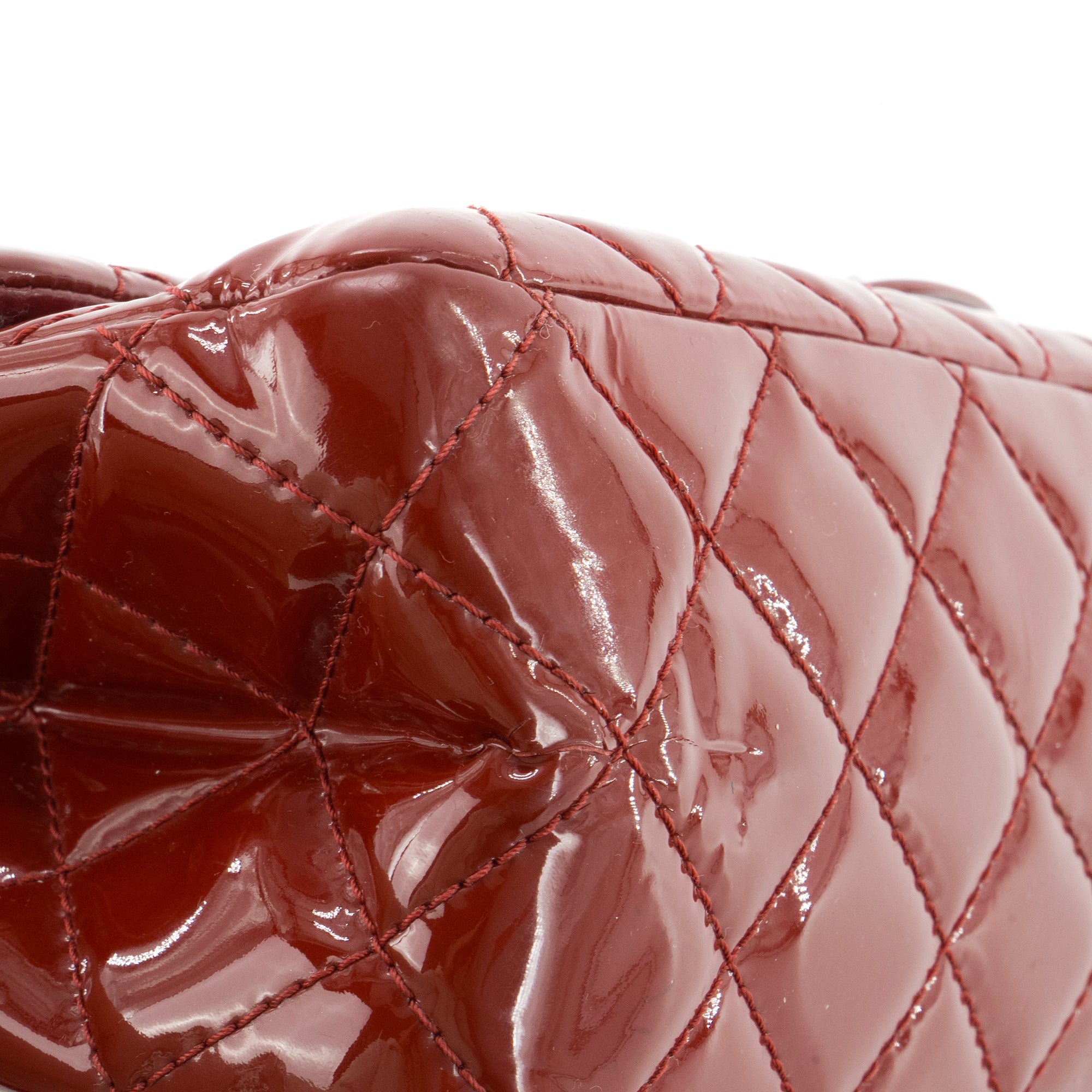 CHANEL - Sac à bandoulière 2.55 Jumbo Chanel en cuir verni bordeaux