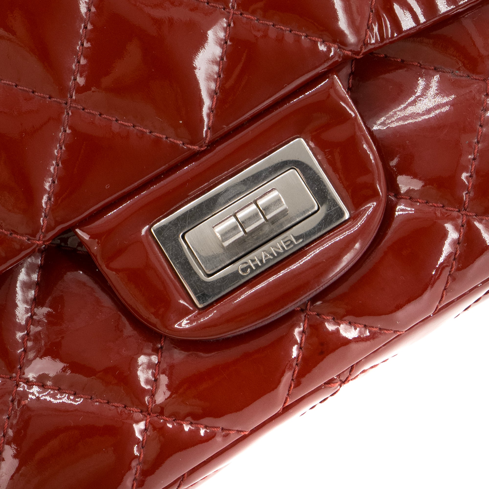 CHANEL - Sac à bandoulière 2.55 Jumbo Chanel en cuir verni bordeaux