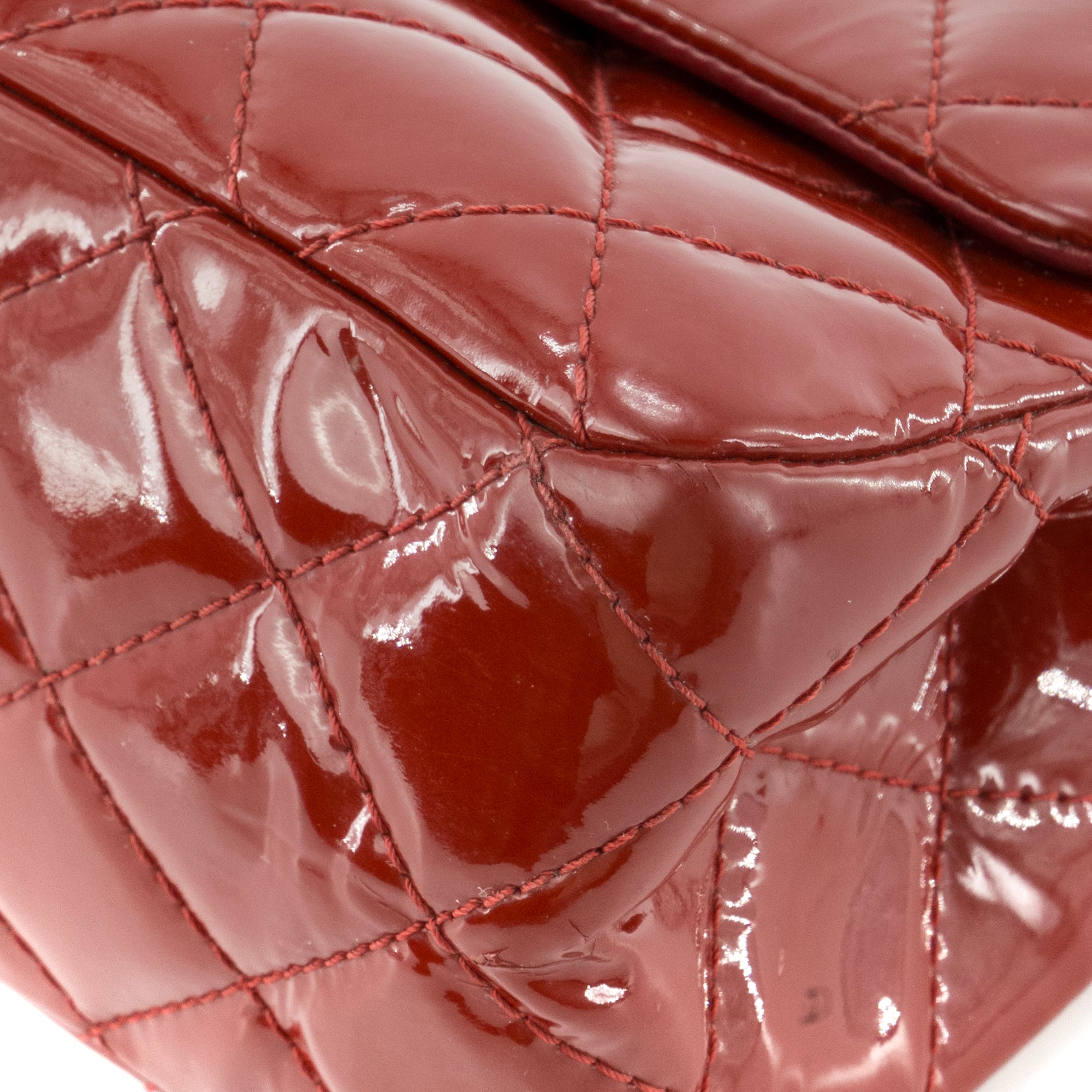 CHANEL - Sac à bandoulière 2.55 Jumbo Chanel en cuir verni bordeaux