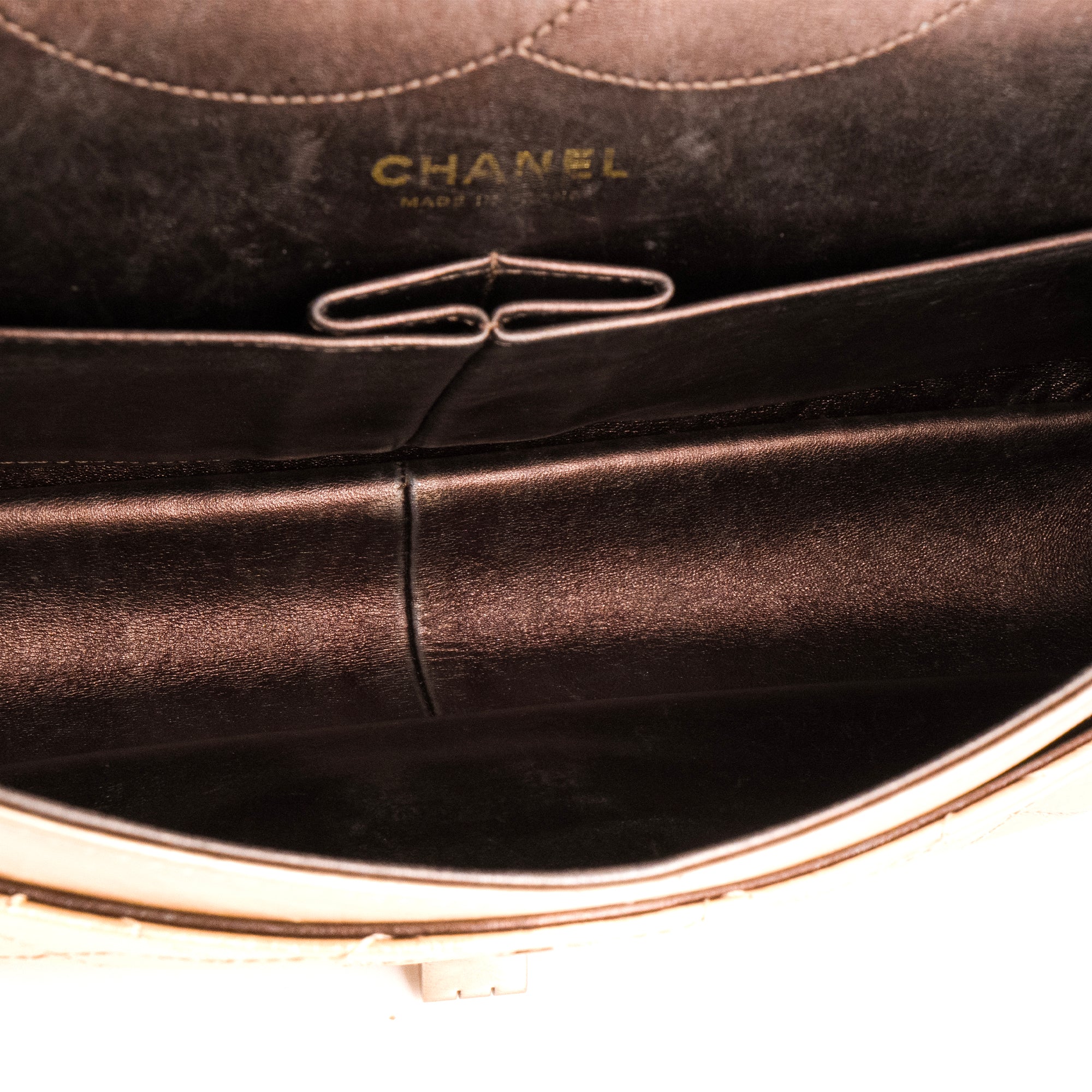 CHANEL - Sac à bandoulière 2.55 Jumbo Chanel en cuir froissé doré