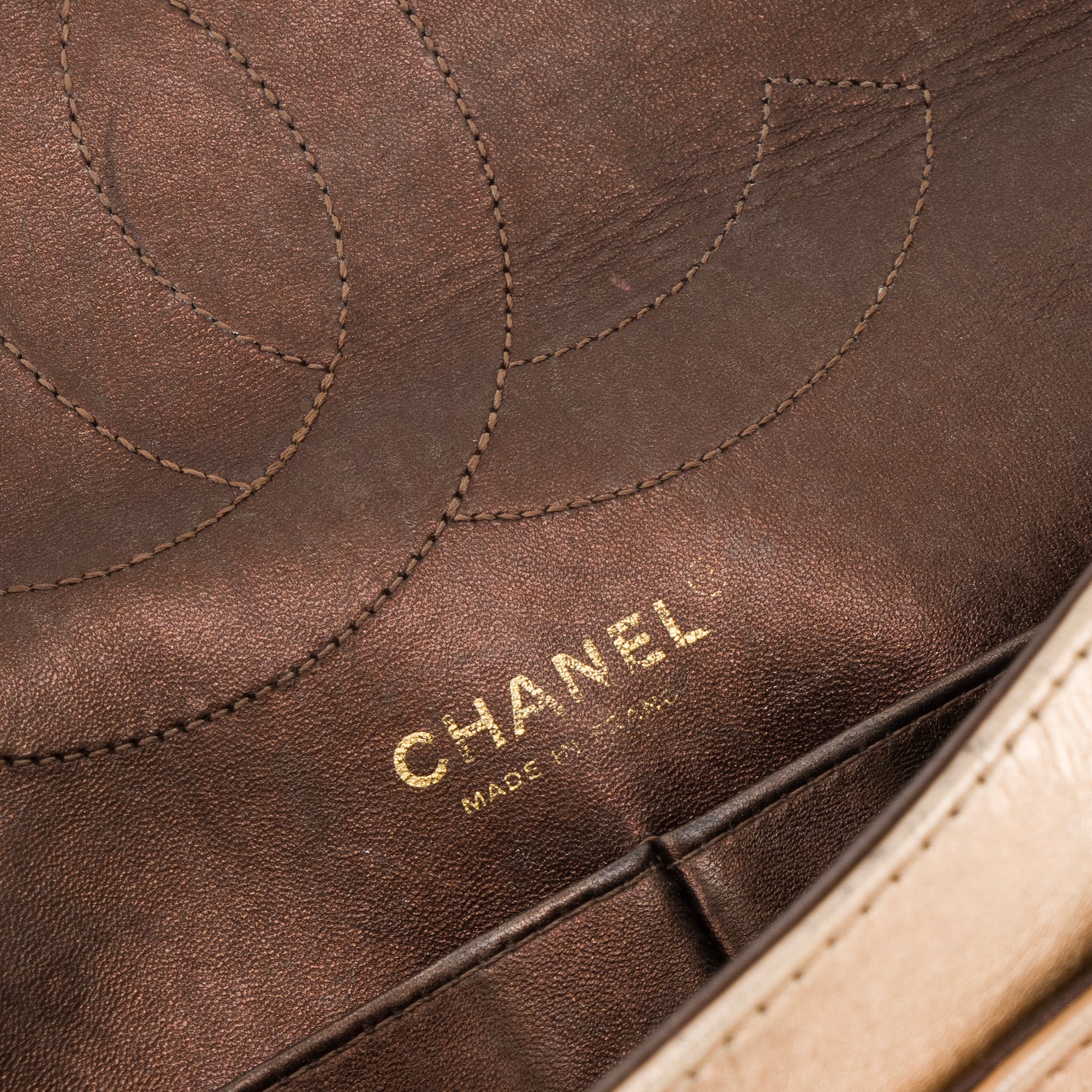 CHANEL - Sac à bandoulière 2.55 Jumbo Chanel en cuir froissé doré