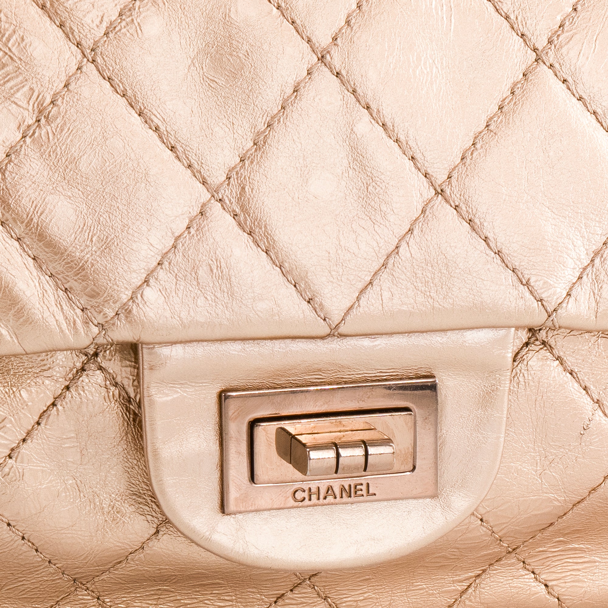 CHANEL - Sac à bandoulière 2.55 Jumbo Chanel en cuir froissé doré