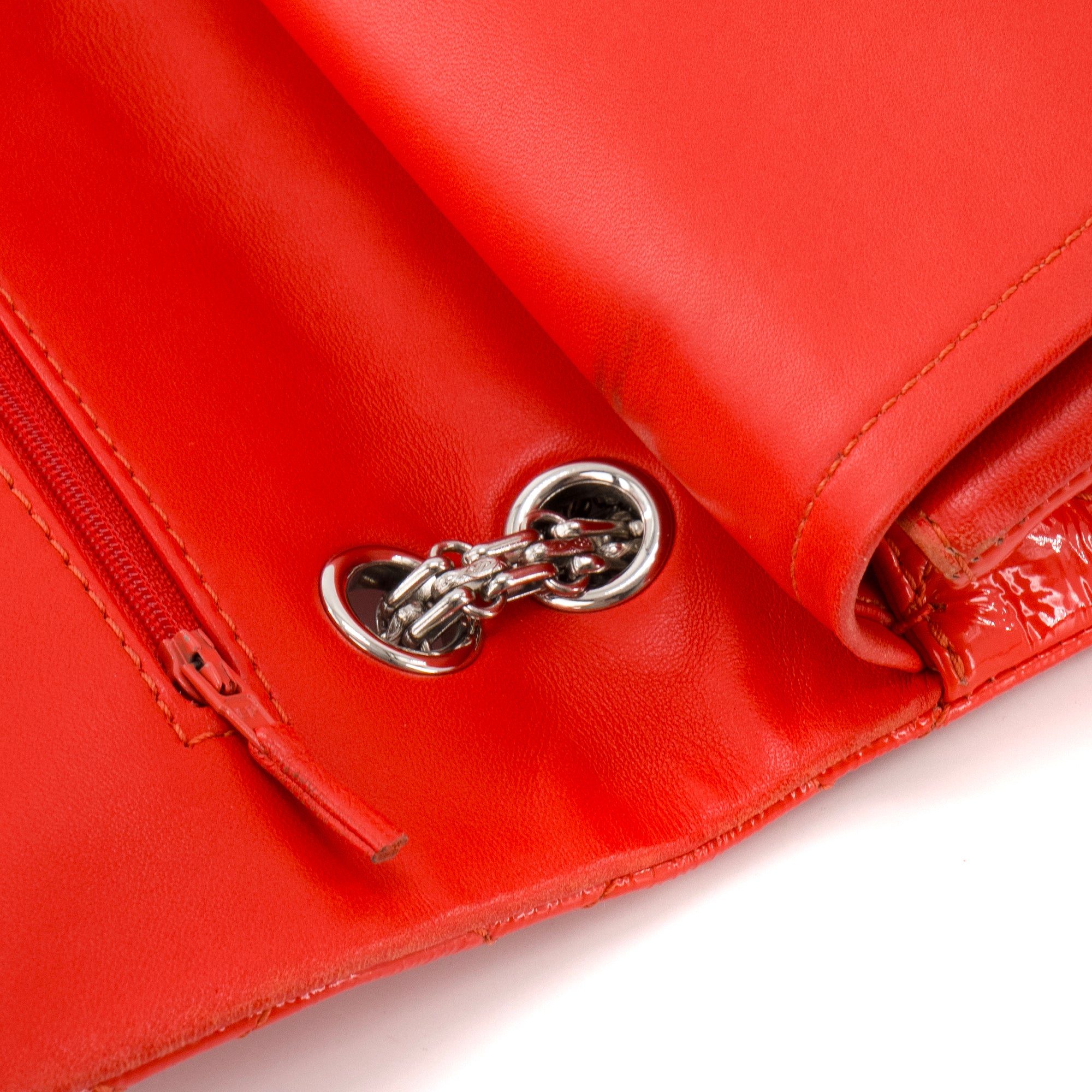 CHANEL - Sac à bandoulière 2.55 Maxi Jumbo Chanel en cuir verni orange