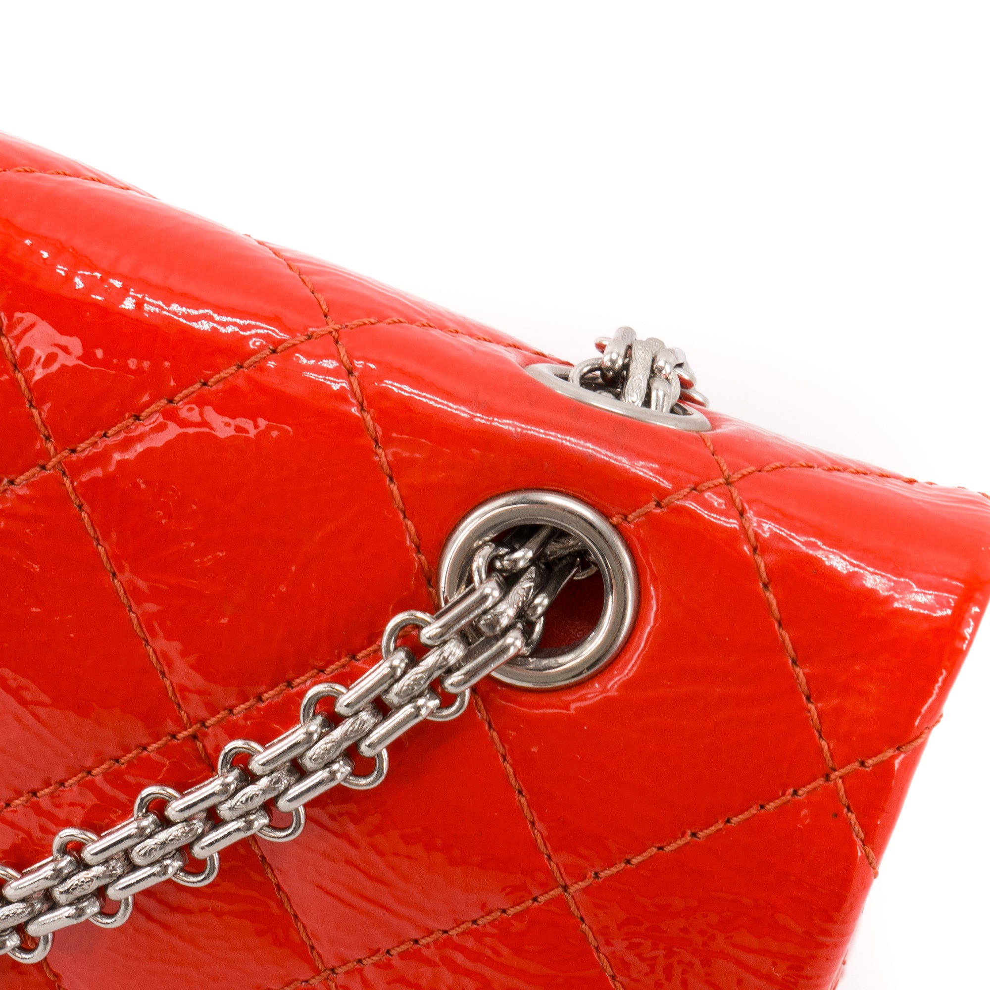 CHANEL - Sac à bandoulière 2.55 Maxi Jumbo Chanel en cuir verni orange