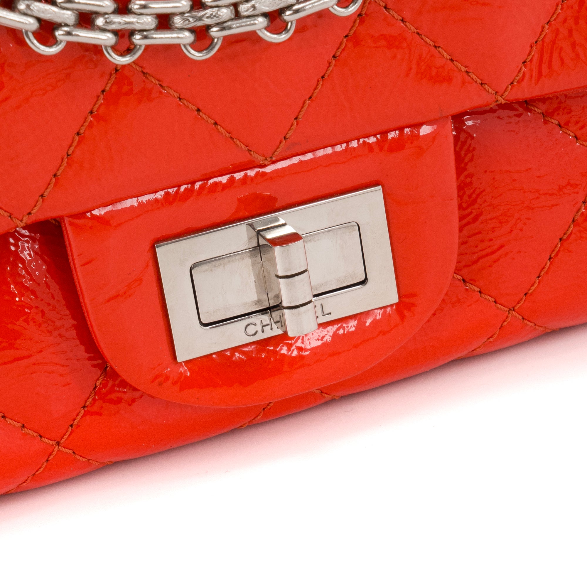 CHANEL - Sac à bandoulière 2.55 Maxi Jumbo Chanel en cuir verni orange