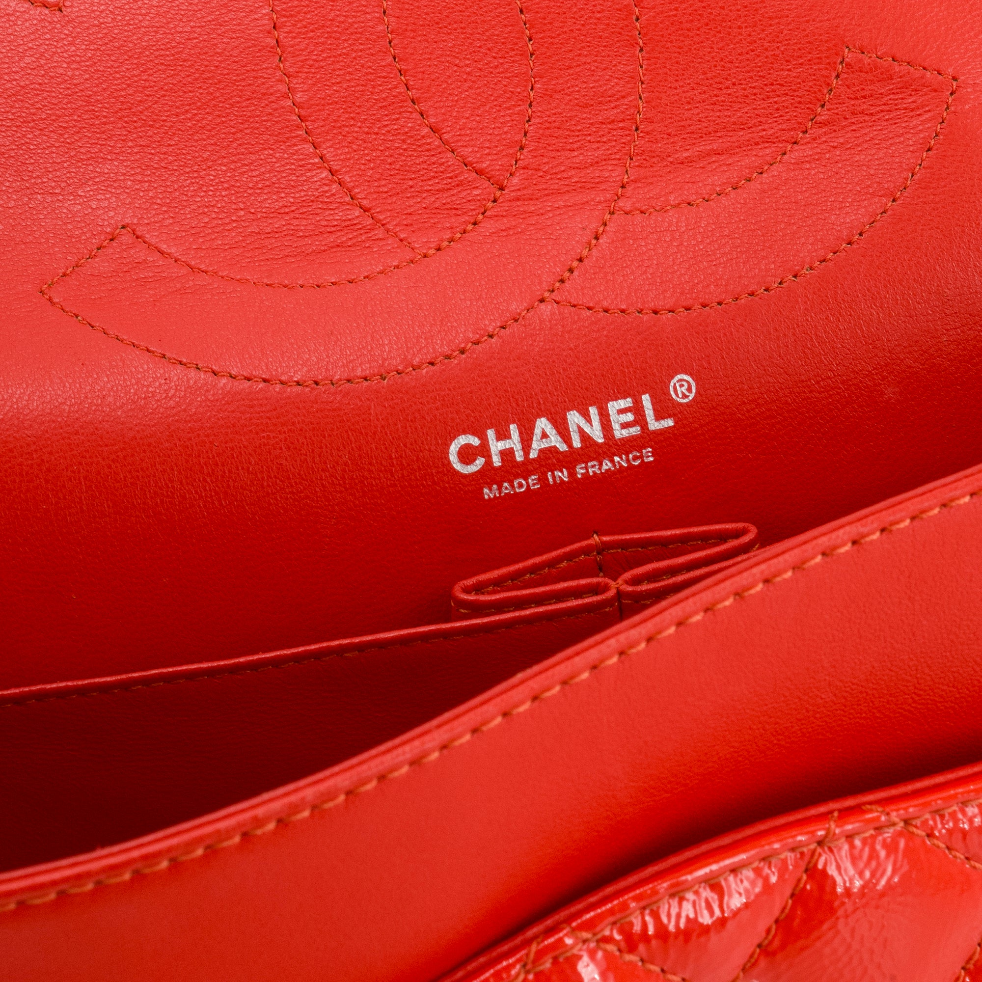 CHANEL - Sac à bandoulière 2.55 Maxi Jumbo Chanel en cuir verni orange