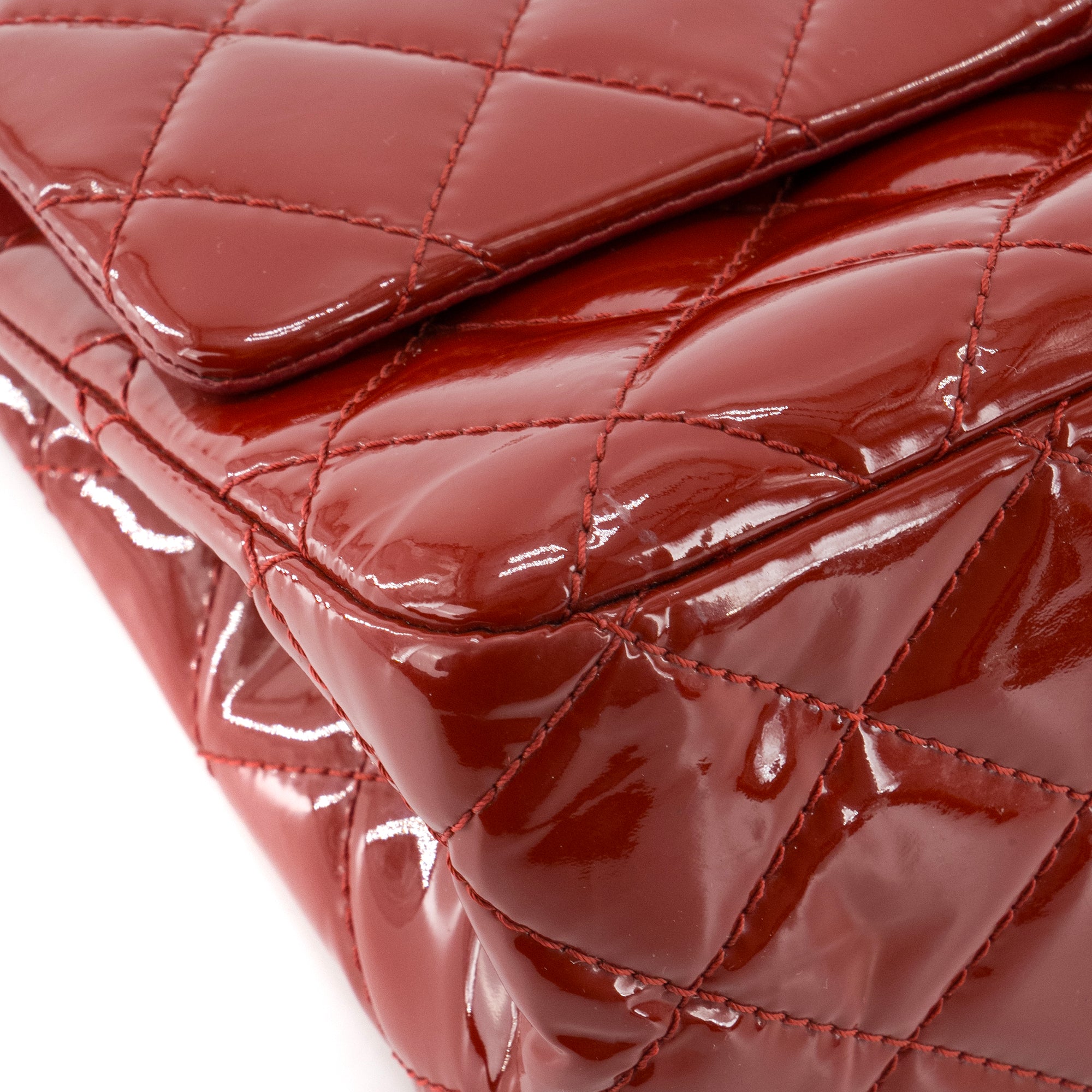 CHANEL - Sac à bandoulière 2.55 Jumbo Chanel en cuir verni rouge