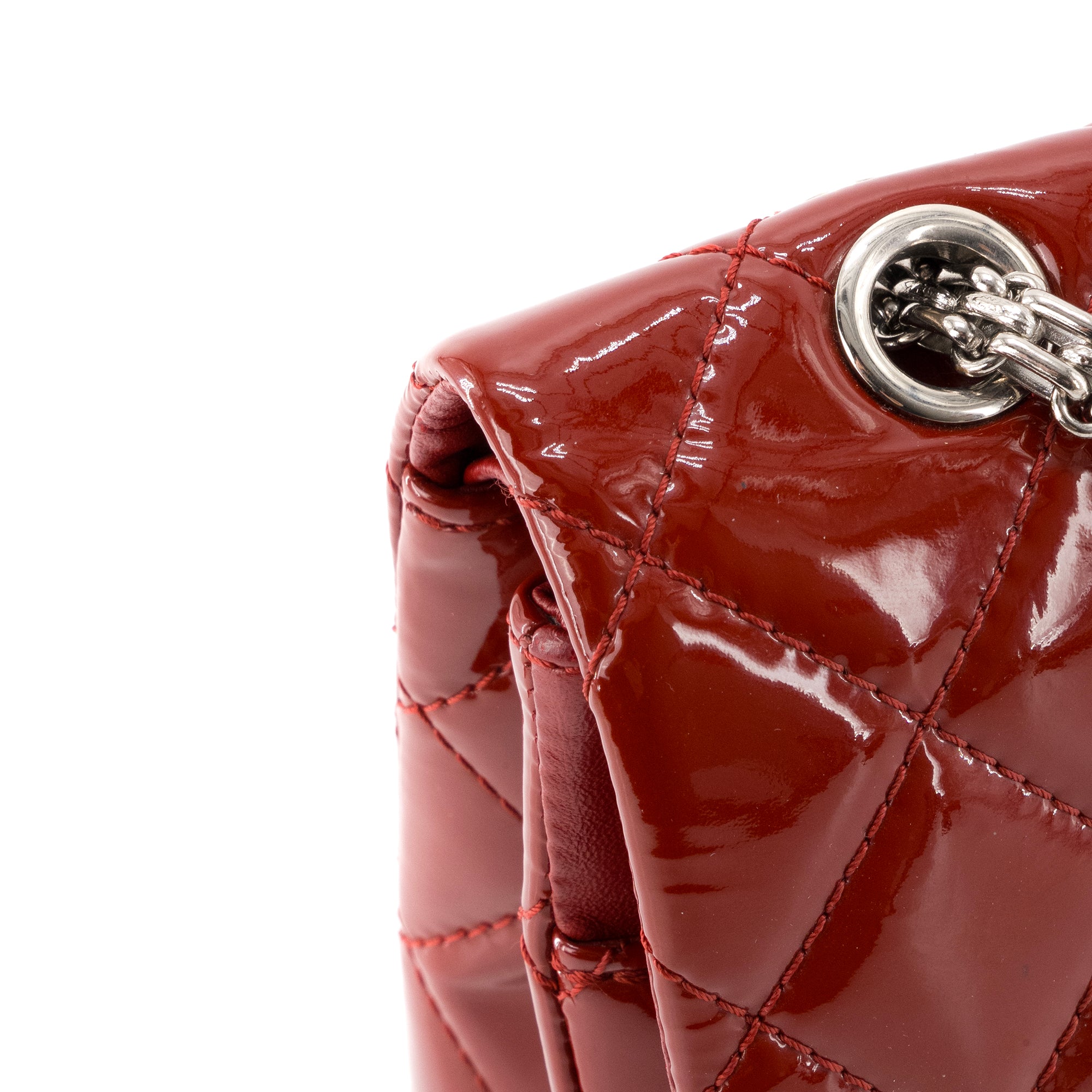 CHANEL - Sac à bandoulière 2.55 Jumbo Chanel en cuir verni rouge