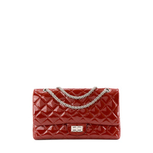 CHANEL - Sac à bandoulière 2.55 Jumbo Chanel en cuir verni rouge