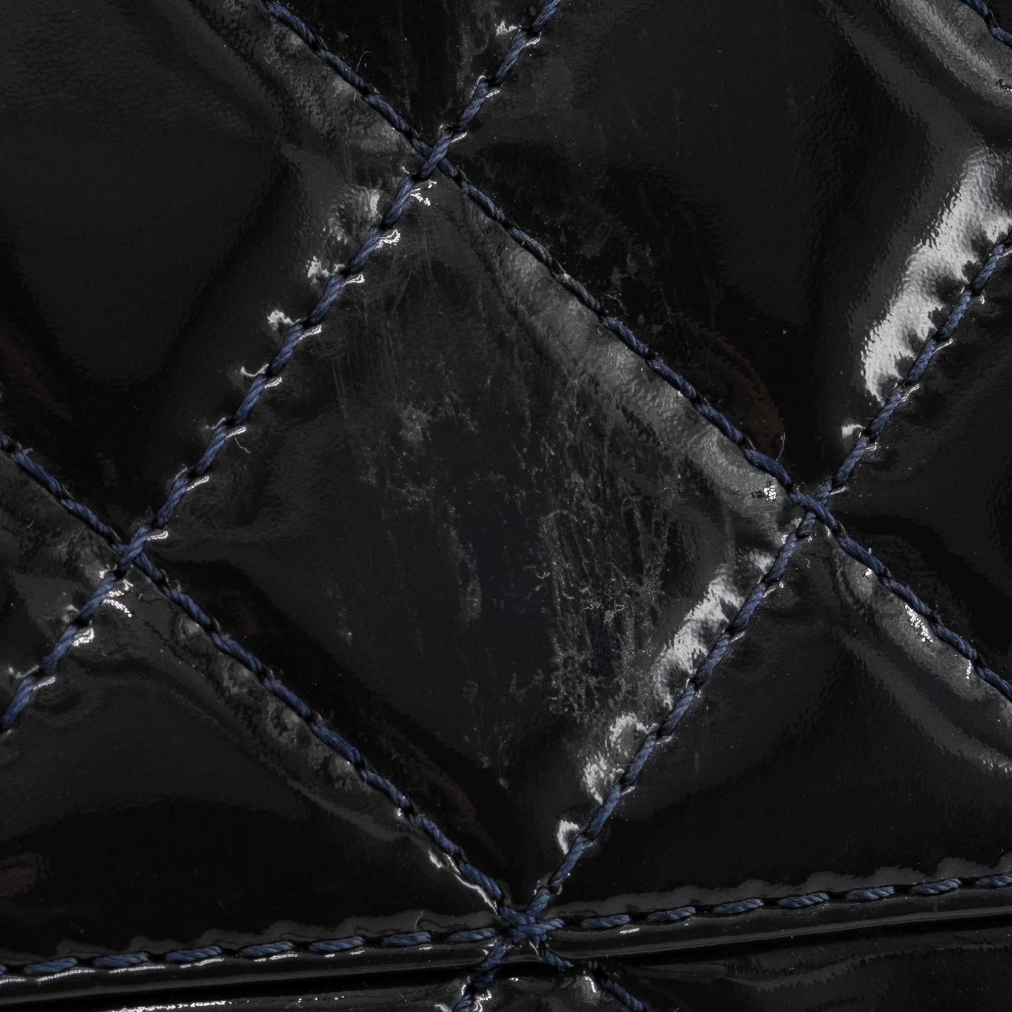 CHANEL - Sac à bandoulière 2.55 Jumbo Chanel en cuir verni vert foncé