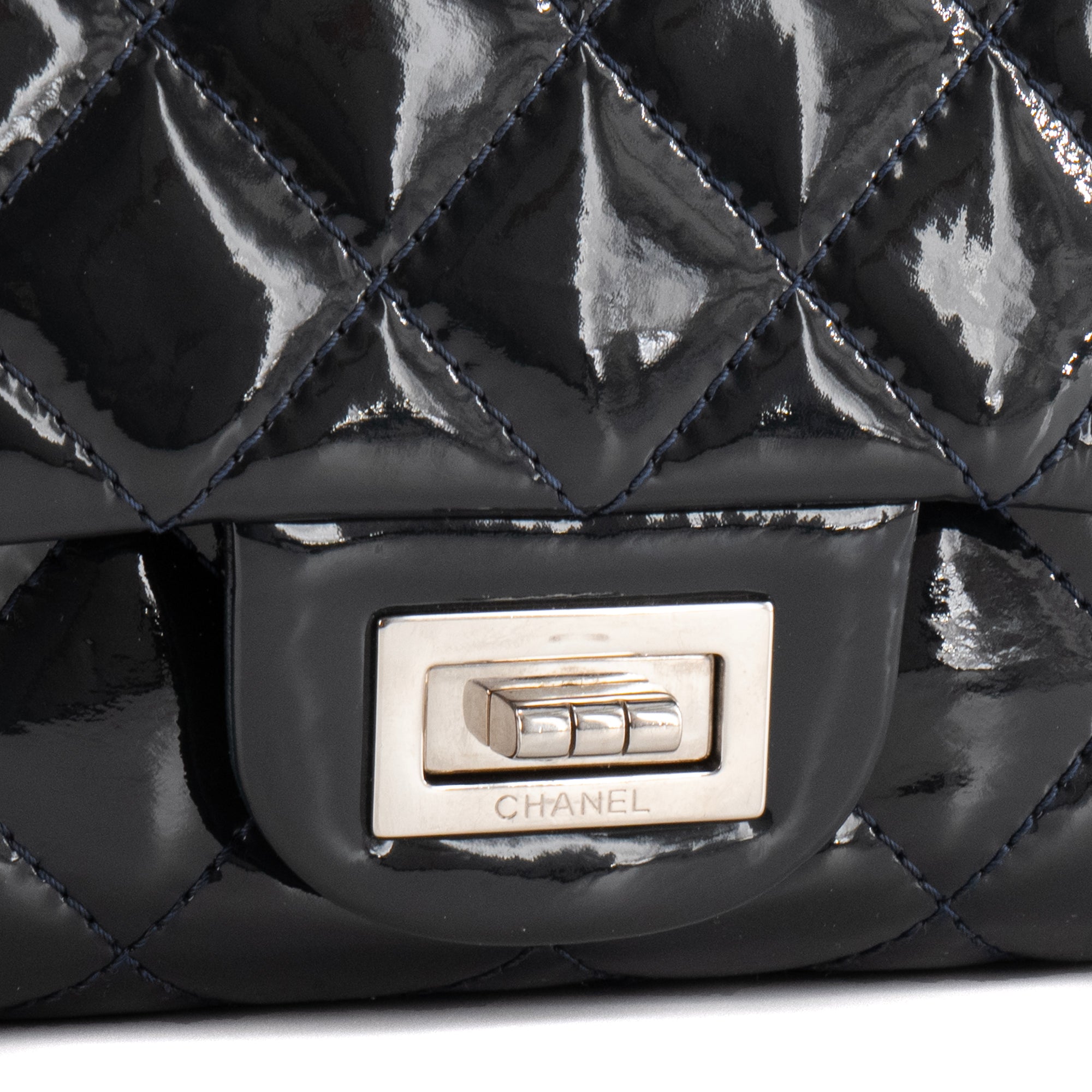 CHANEL - Sac à bandoulière 2.55 Jumbo Chanel en cuir verni vert foncé