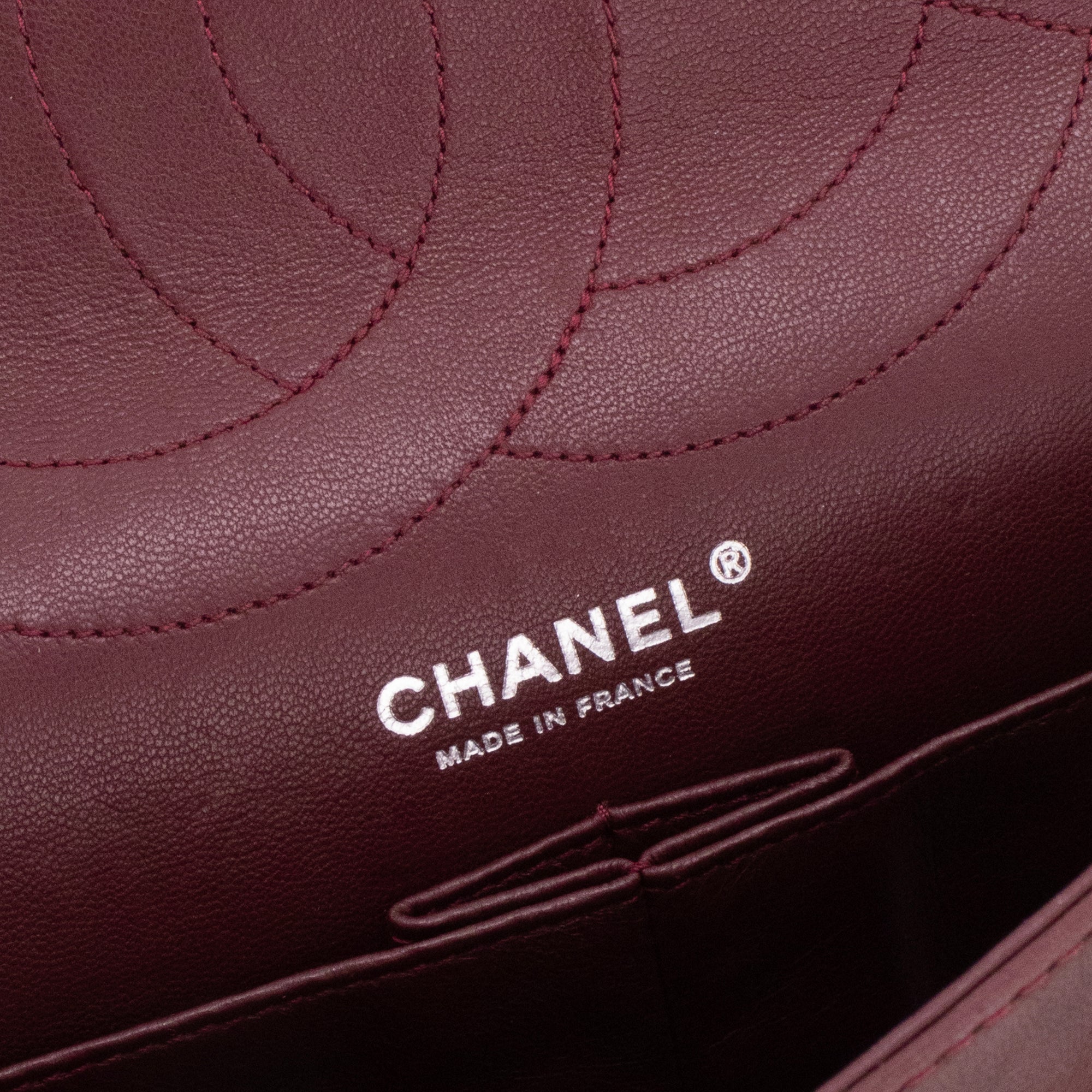 CHANEL - Sac à bandoulière 2.55 large Chanel en cuir verni bordeaux