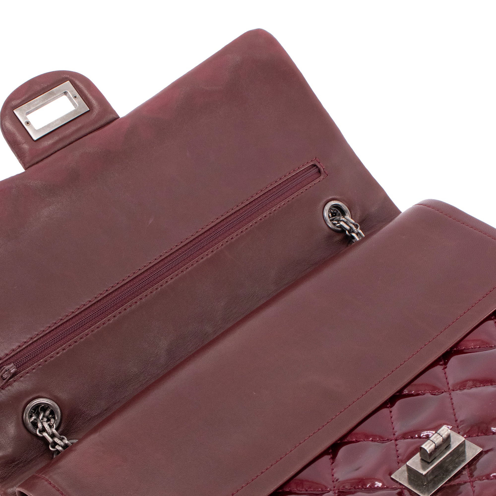 CHANEL - Sac à bandoulière 2.55 large Chanel en cuir verni bordeaux