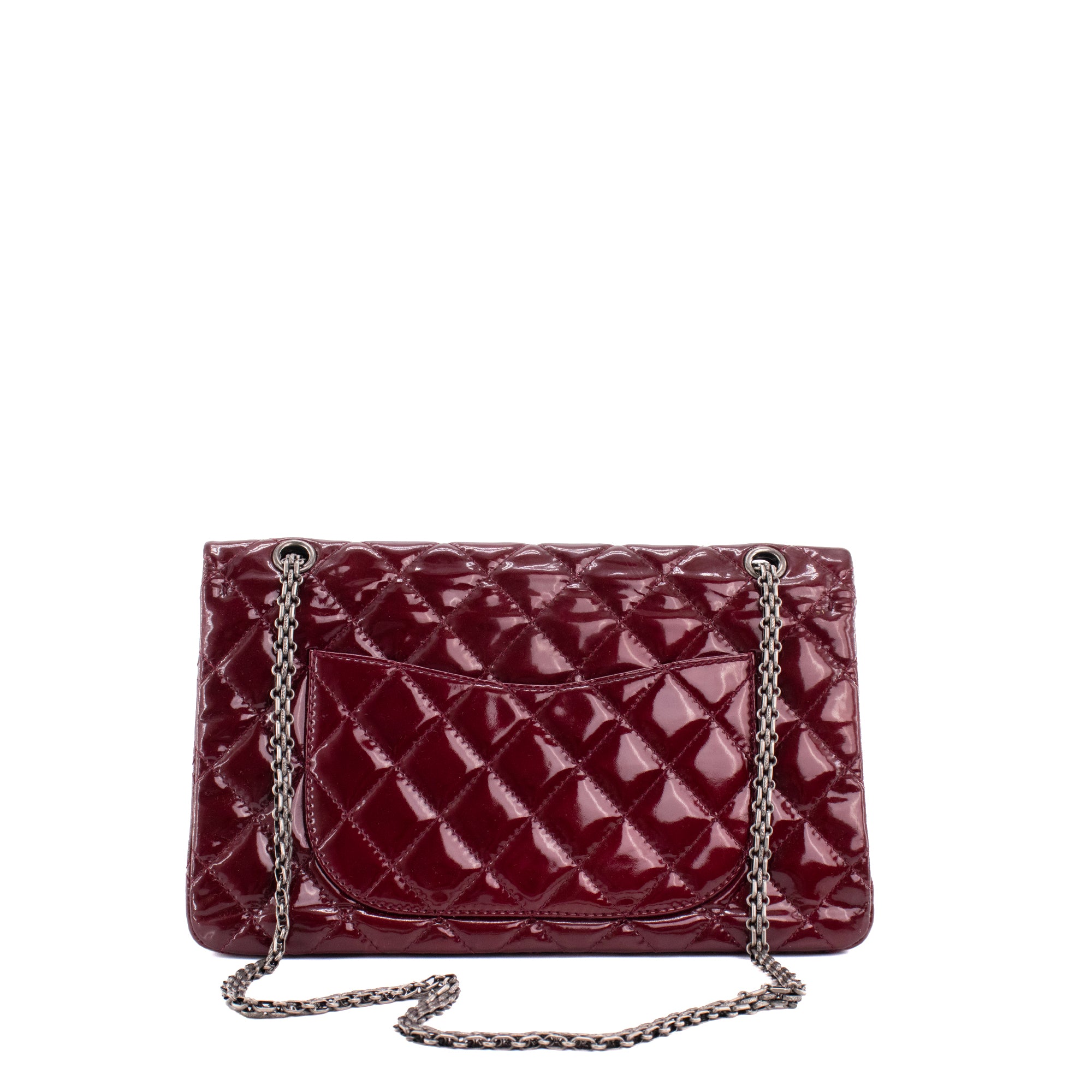 CHANEL - Sac à bandoulière 2.55 large Chanel en cuir verni bordeaux