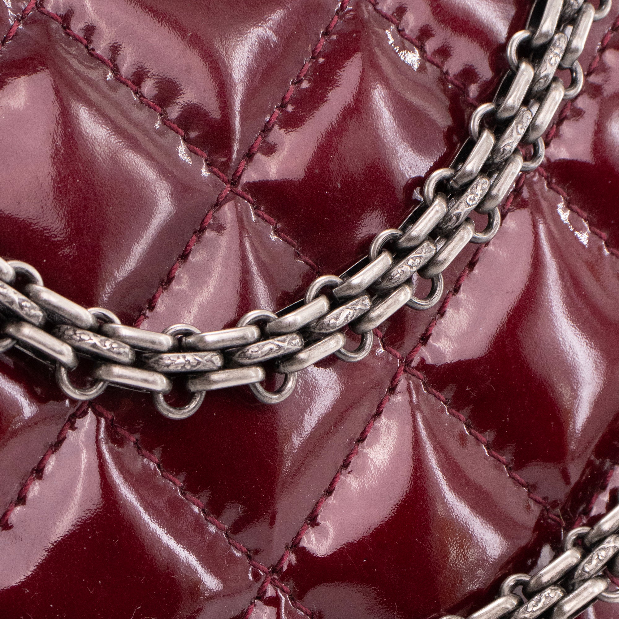 CHANEL - Sac à bandoulière 2.55 large Chanel en cuir verni bordeaux