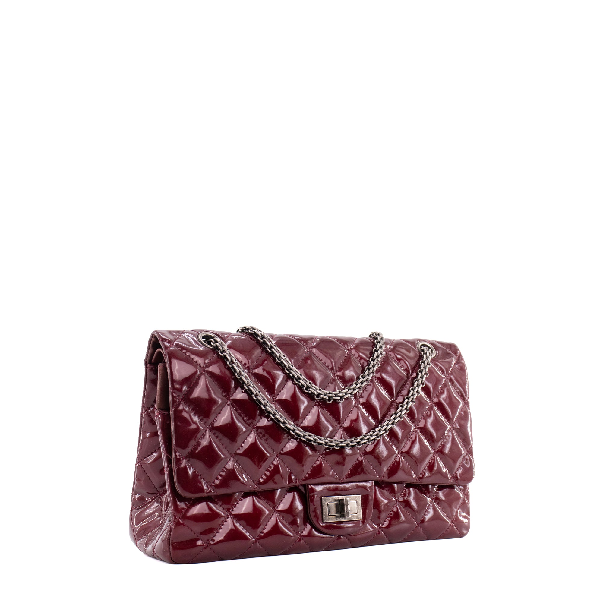 CHANEL - Sac à bandoulière 2.55 large Chanel en cuir verni bordeaux