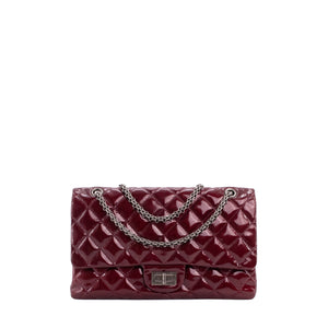 CHANEL - Sac à bandoulière 2.55 large Chanel en cuir verni bordeaux