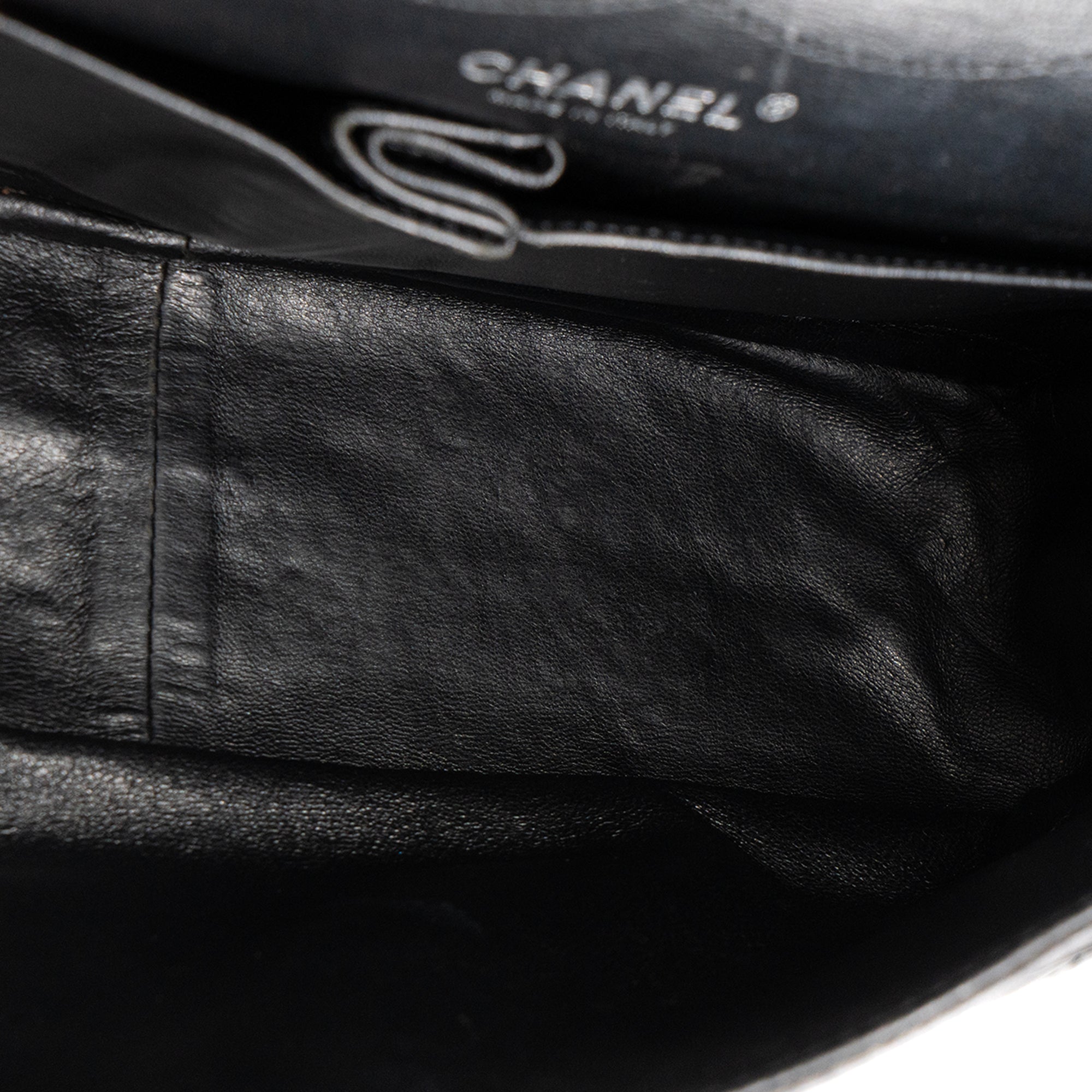 CHANEL - Sac à bandoulière 2.55 large Chanel en cuir verni noir