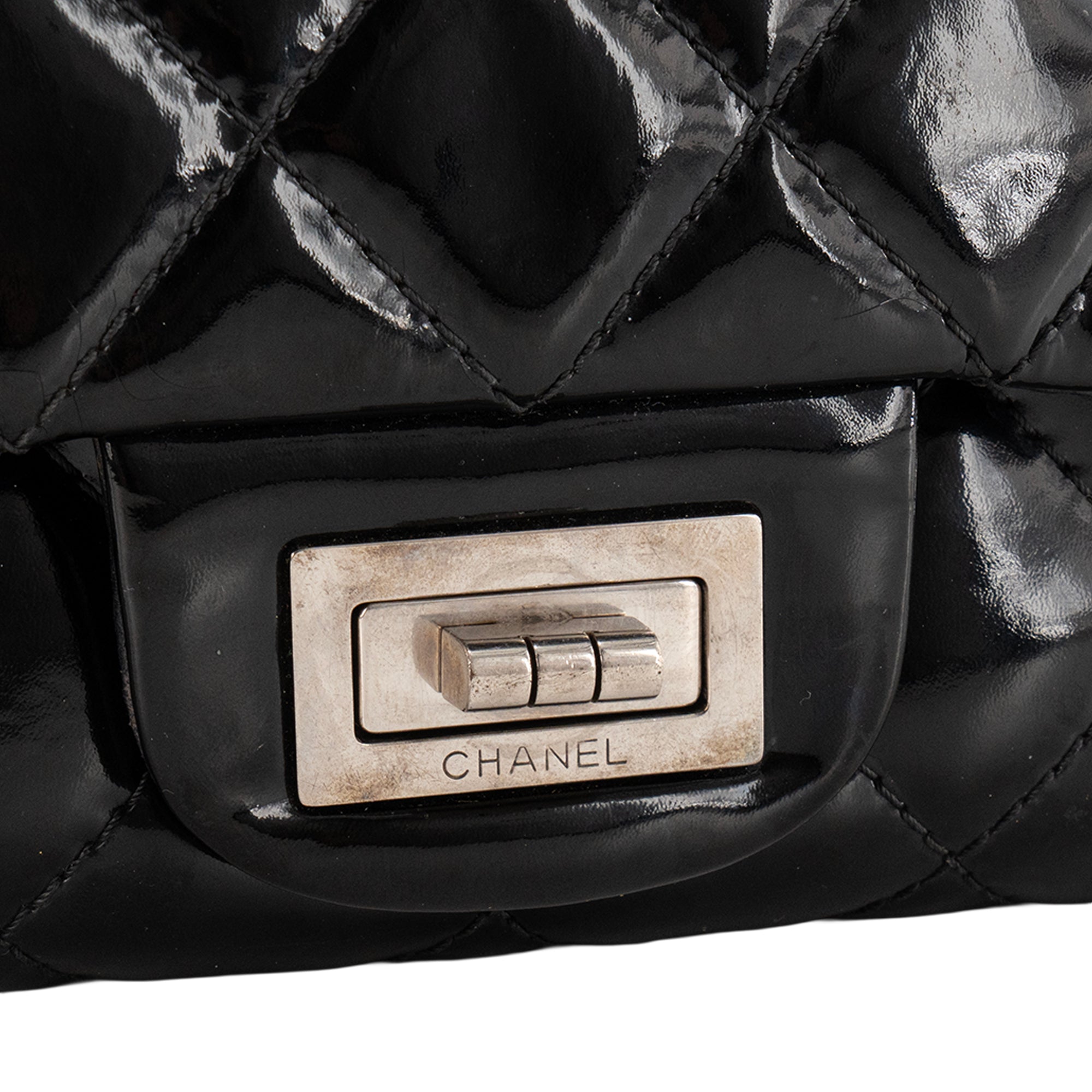 CHANEL - Sac à bandoulière 2.55 large Chanel en cuir verni noir