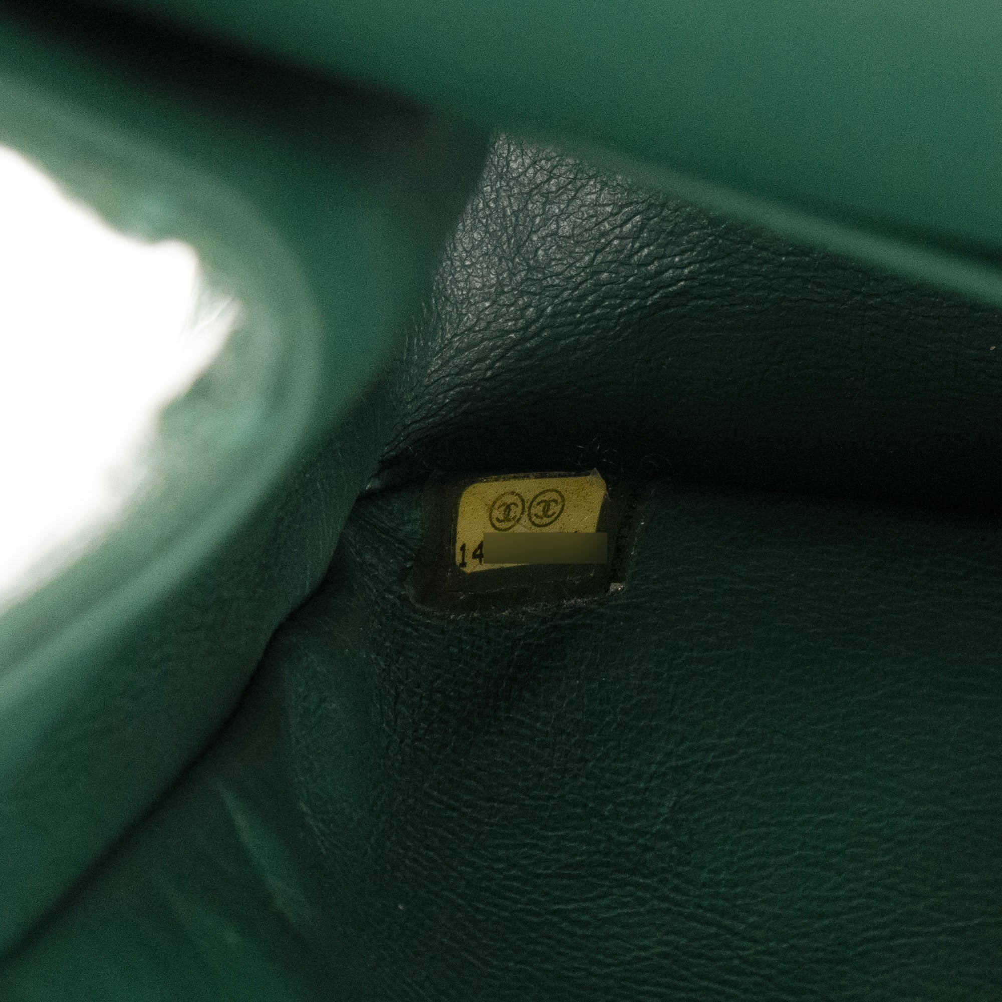 CHANEL - Sac à bandoulière 2.55 Large Chanel en cuir verni vert