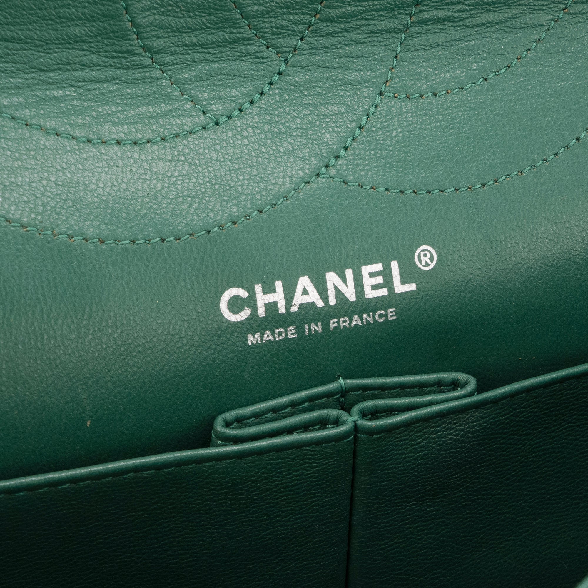 CHANEL - Sac à bandoulière 2.55 Large Chanel en cuir verni vert