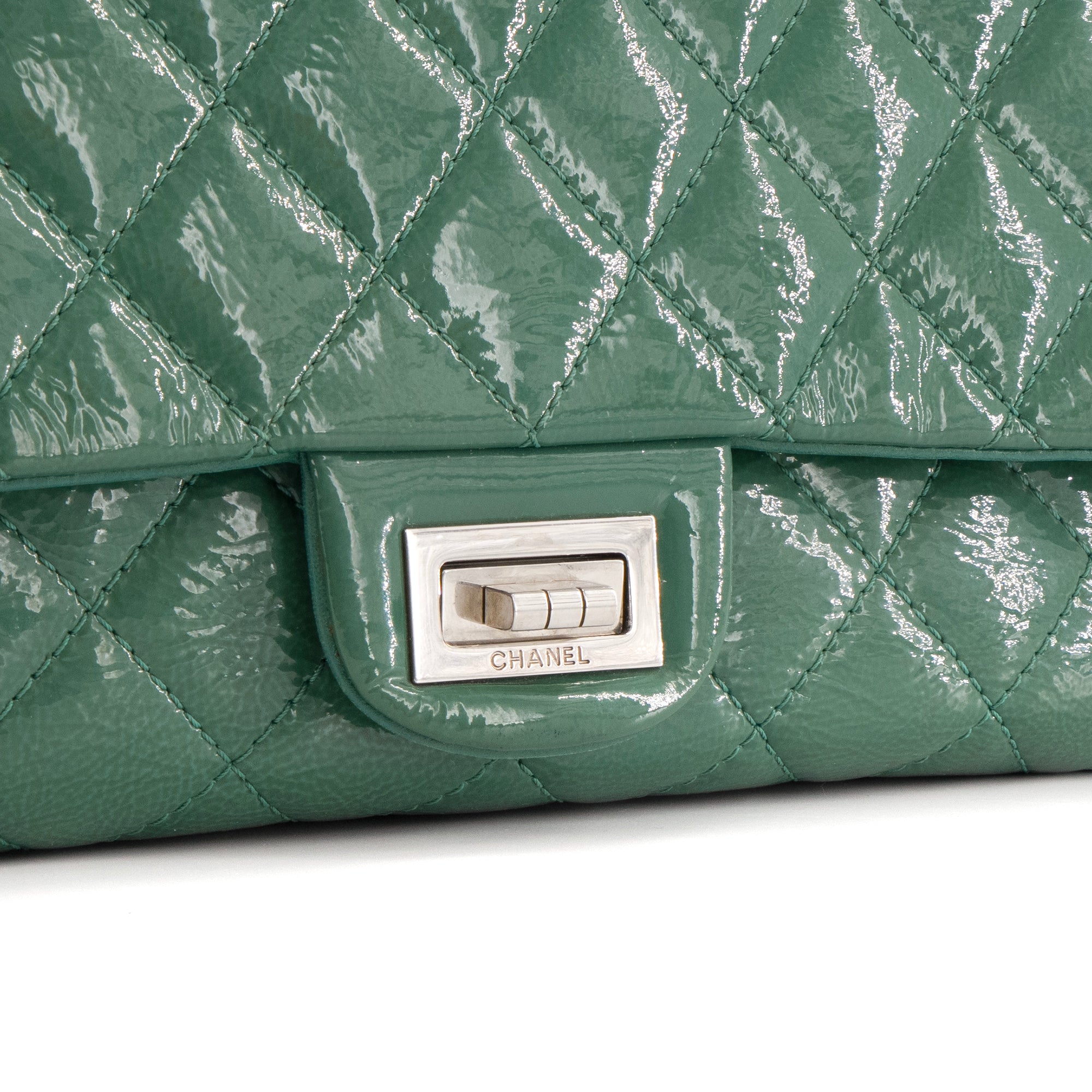 CHANEL - Sac à bandoulière 2.55 Large Chanel en cuir verni vert