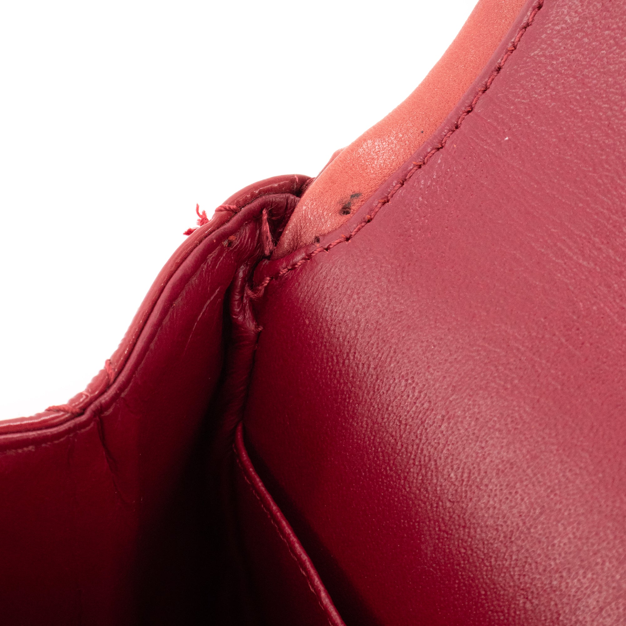 CHANEL - Sac à bandoulière 2.55 medium Chanel en cuir froissé verni rouge