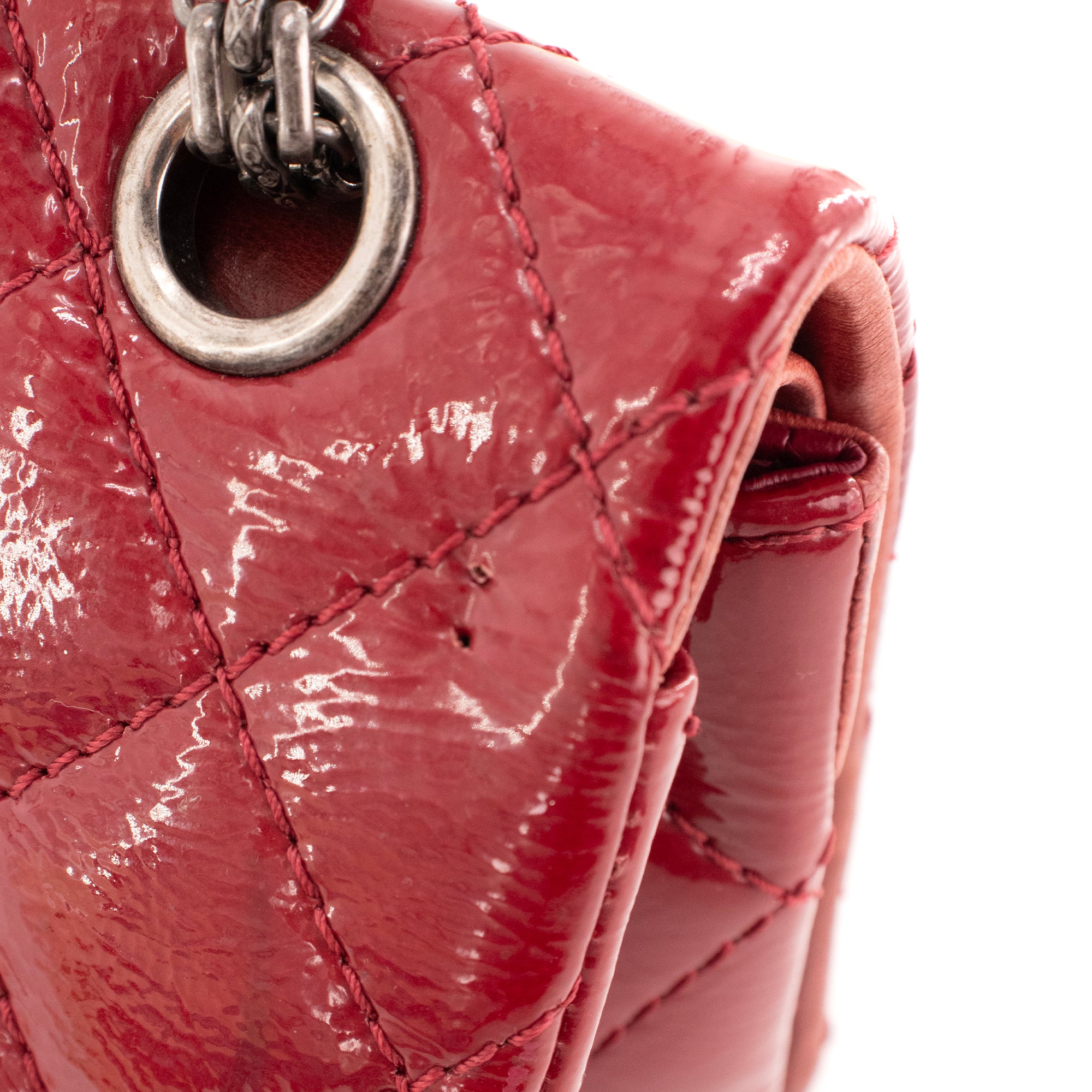 CHANEL - Sac à bandoulière 2.55 medium Chanel en cuir froissé verni rouge