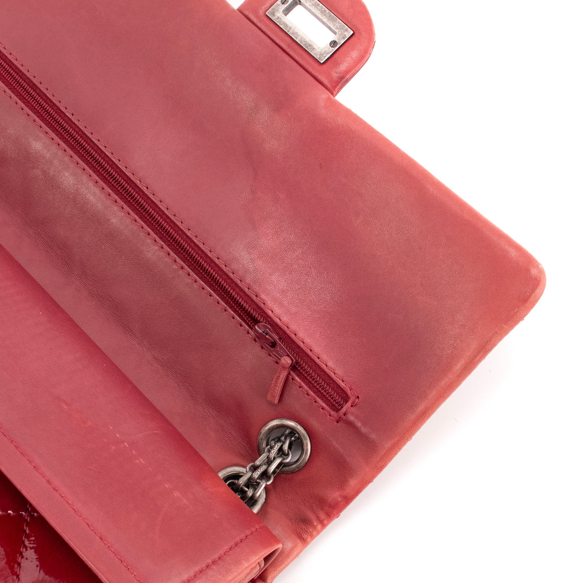 CHANEL - Sac à bandoulière 2.55 medium Chanel en cuir froissé verni rouge