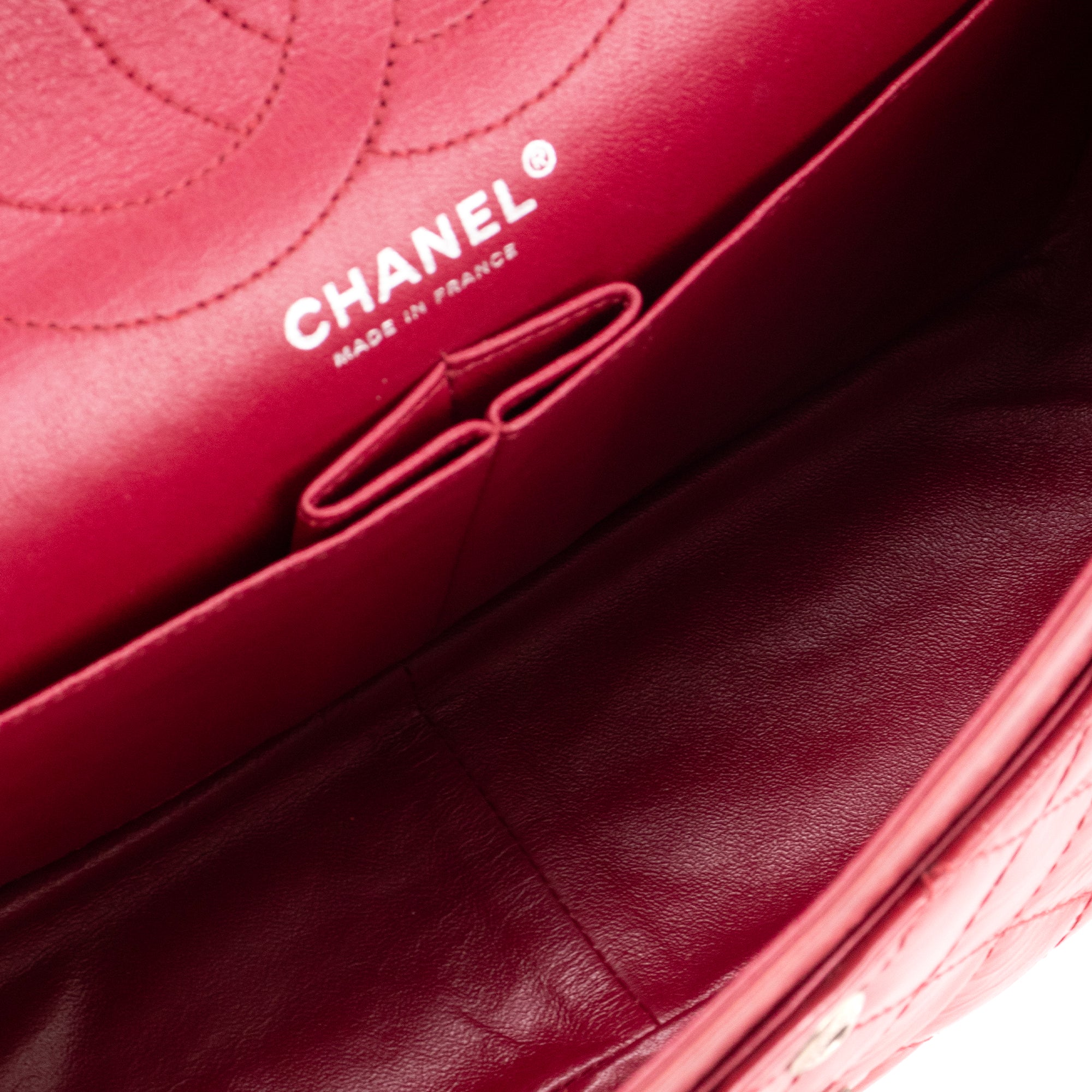 CHANEL - Sac à bandoulière 2.55 medium Chanel en cuir froissé verni rouge