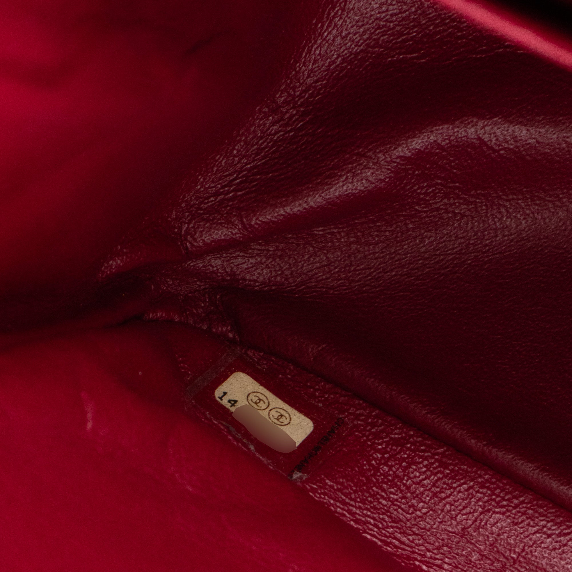 CHANEL - Sac à bandoulière 2.55 medium Chanel en cuir froissé verni rouge