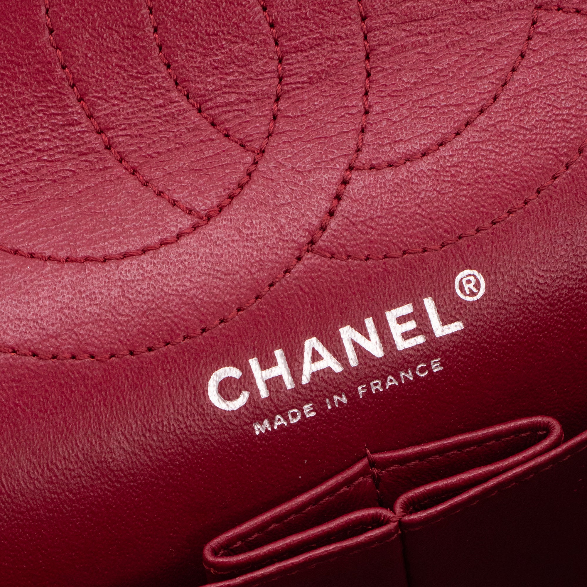 CHANEL - Sac à bandoulière 2.55 medium Chanel en cuir froissé verni rouge