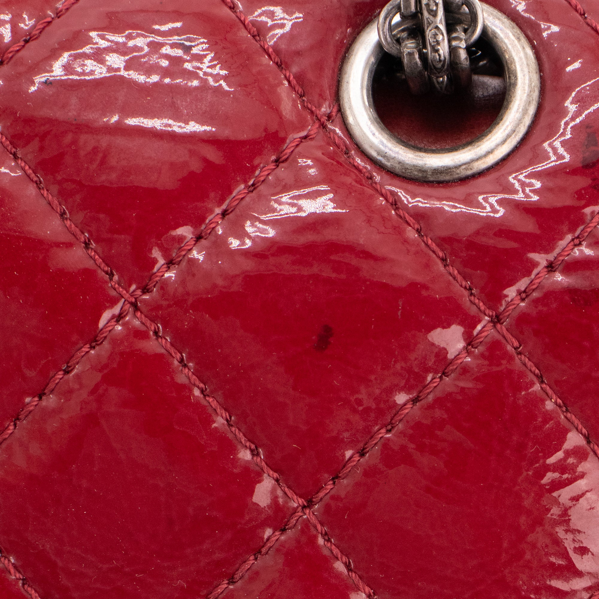 CHANEL - Sac à bandoulière 2.55 medium Chanel en cuir froissé verni rouge