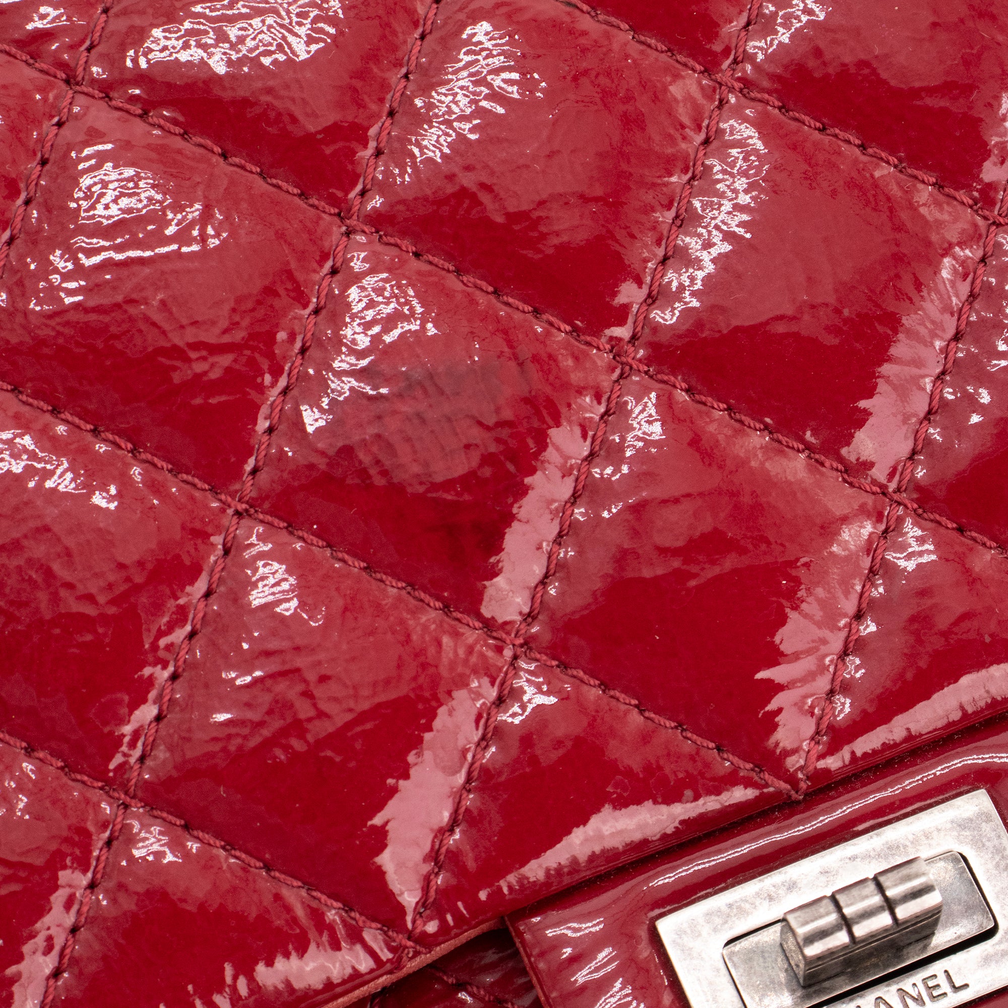 CHANEL - Sac à bandoulière 2.55 medium Chanel en cuir froissé verni rouge