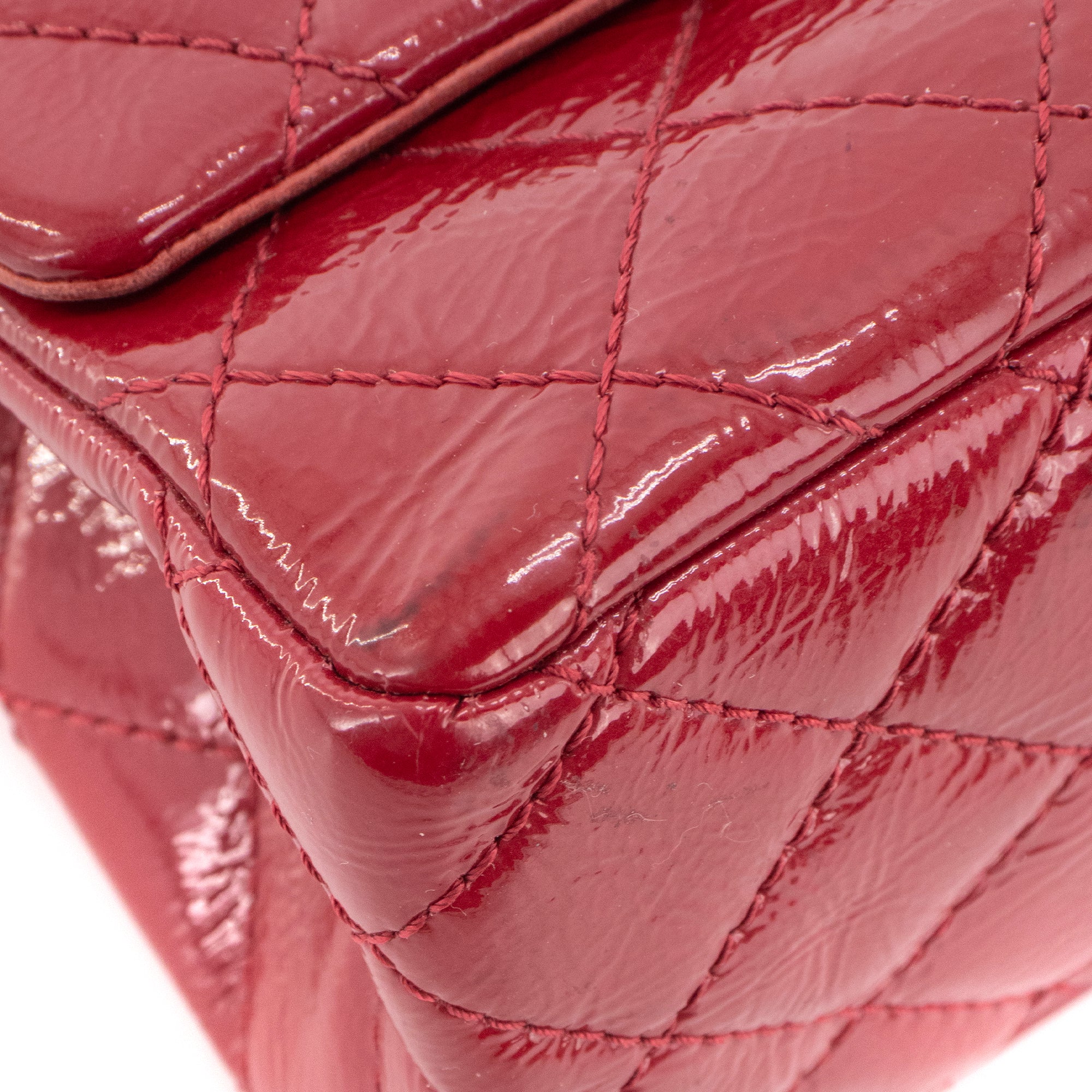 CHANEL - Sac à bandoulière 2.55 medium Chanel en cuir froissé verni rouge