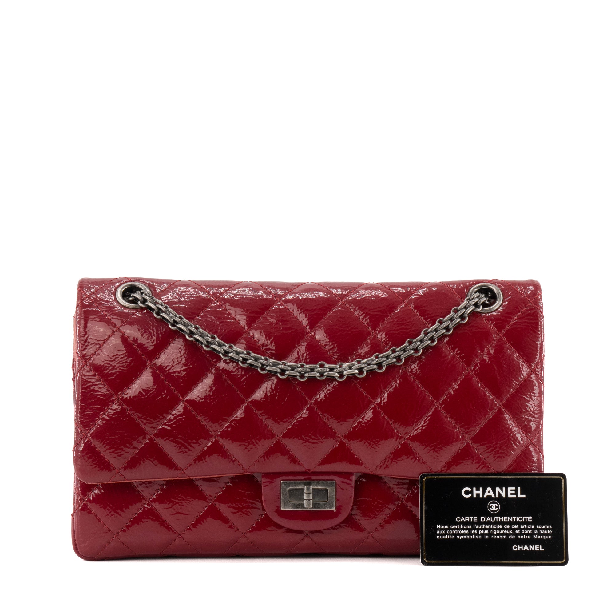 CHANEL - Sac à bandoulière 2.55 medium Chanel en cuir verni framboise
