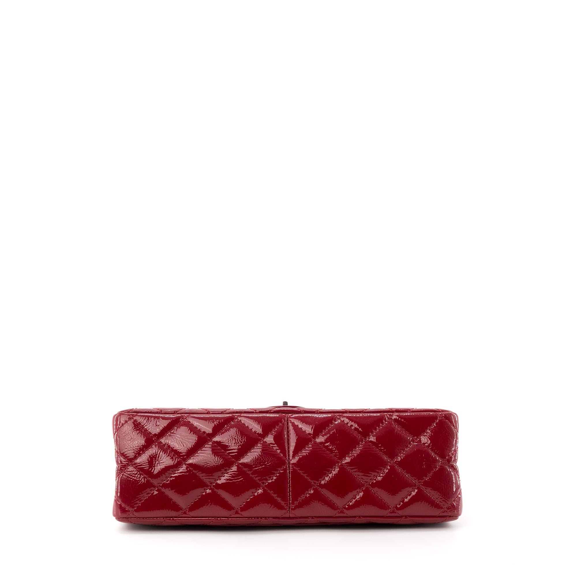 CHANEL - Sac à bandoulière 2.55 medium Chanel en cuir verni framboise