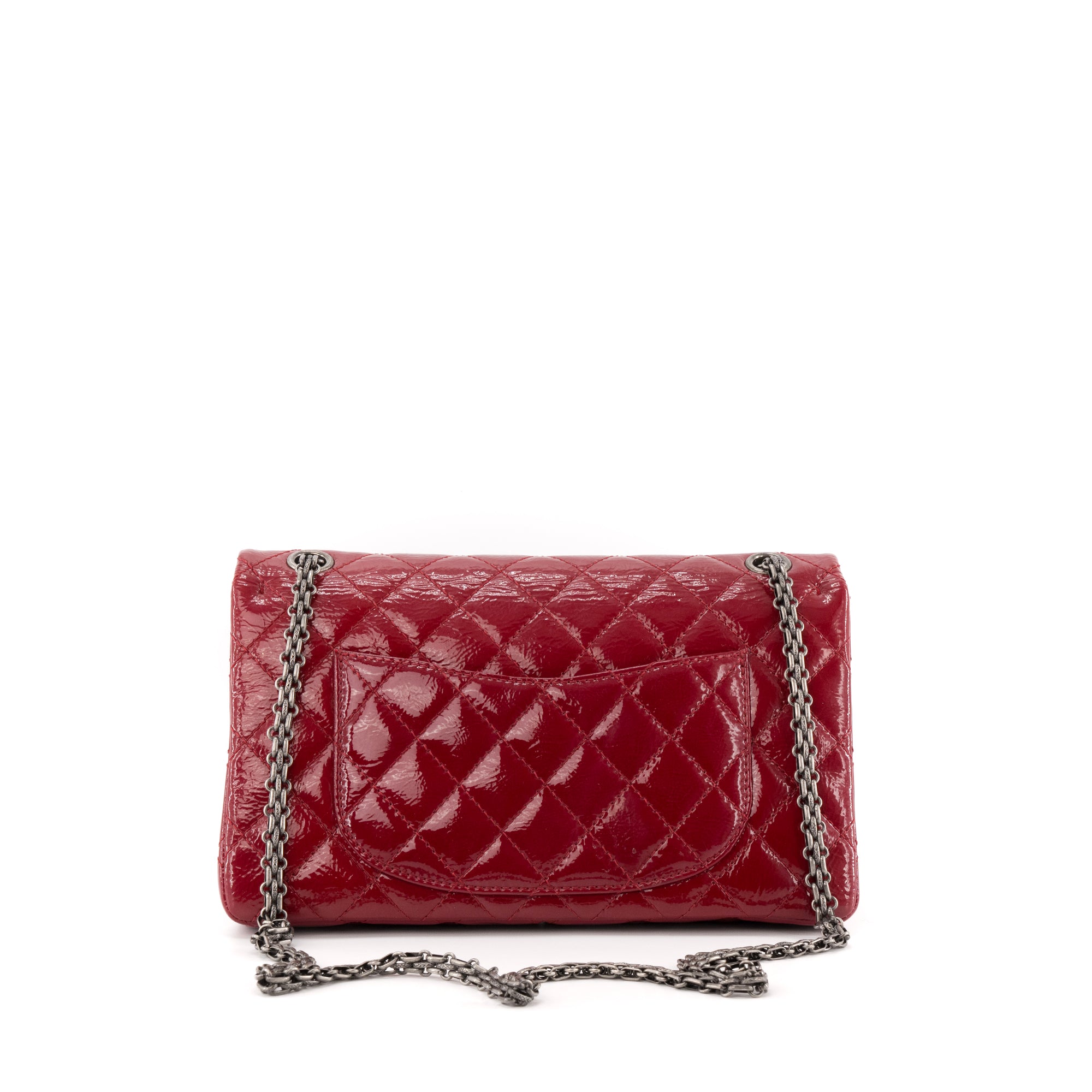 CHANEL - Sac à bandoulière 2.55 medium Chanel en cuir verni framboise