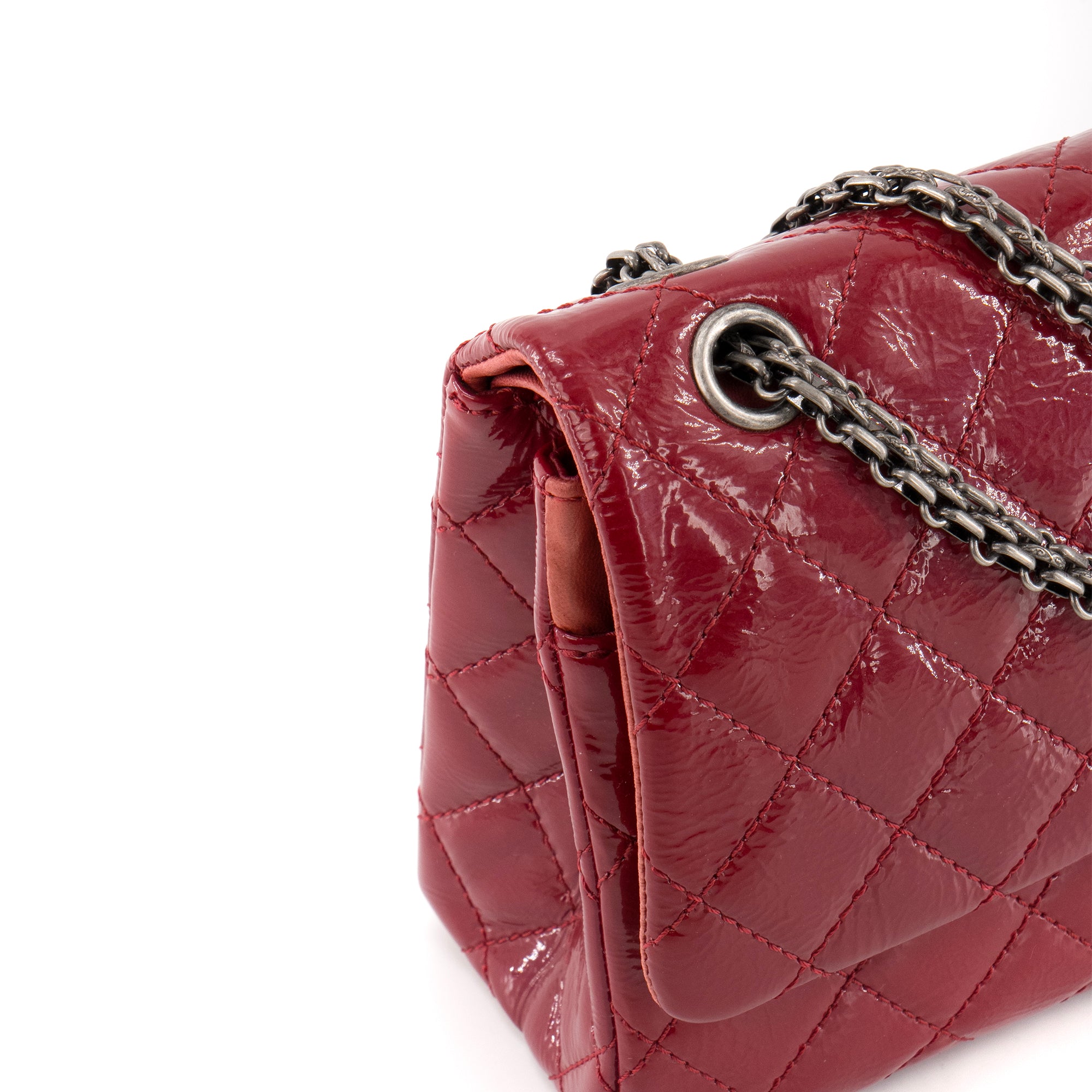 CHANEL - Sac à bandoulière 2.55 medium Chanel en cuir verni framboise