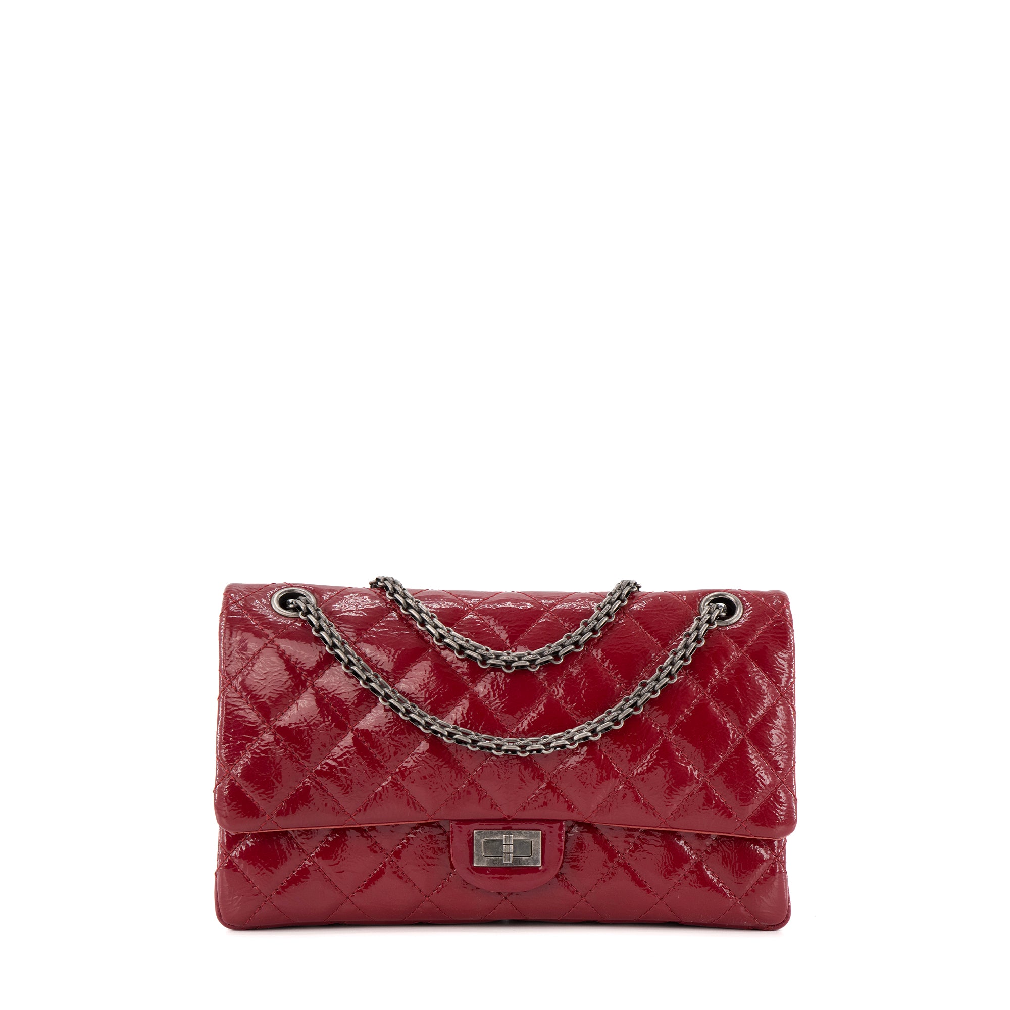 CHANEL - Sac à bandoulière 2.55 medium Chanel en cuir verni framboise